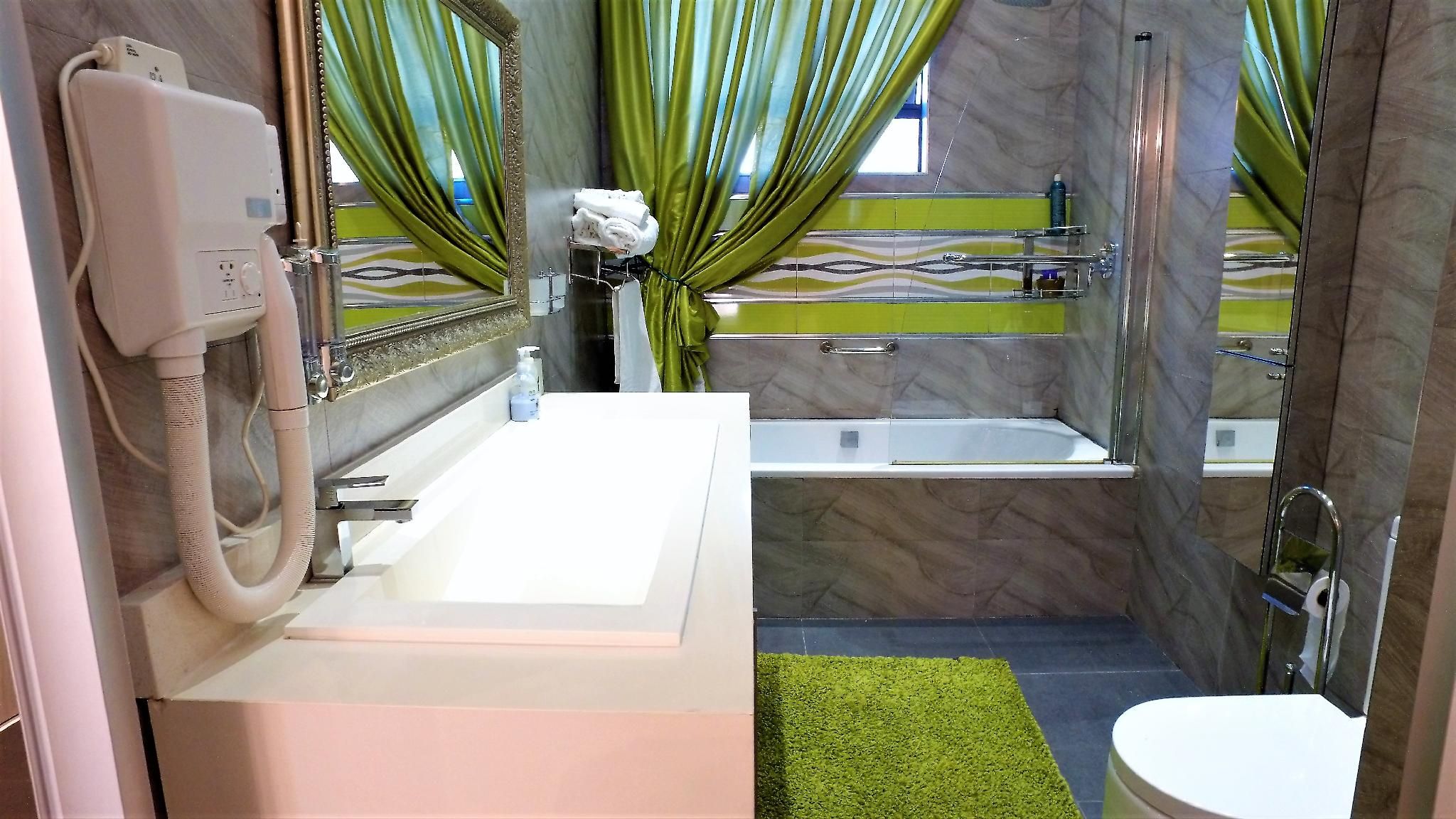 Leonardos Guesthouse  Deluxe Queen 3