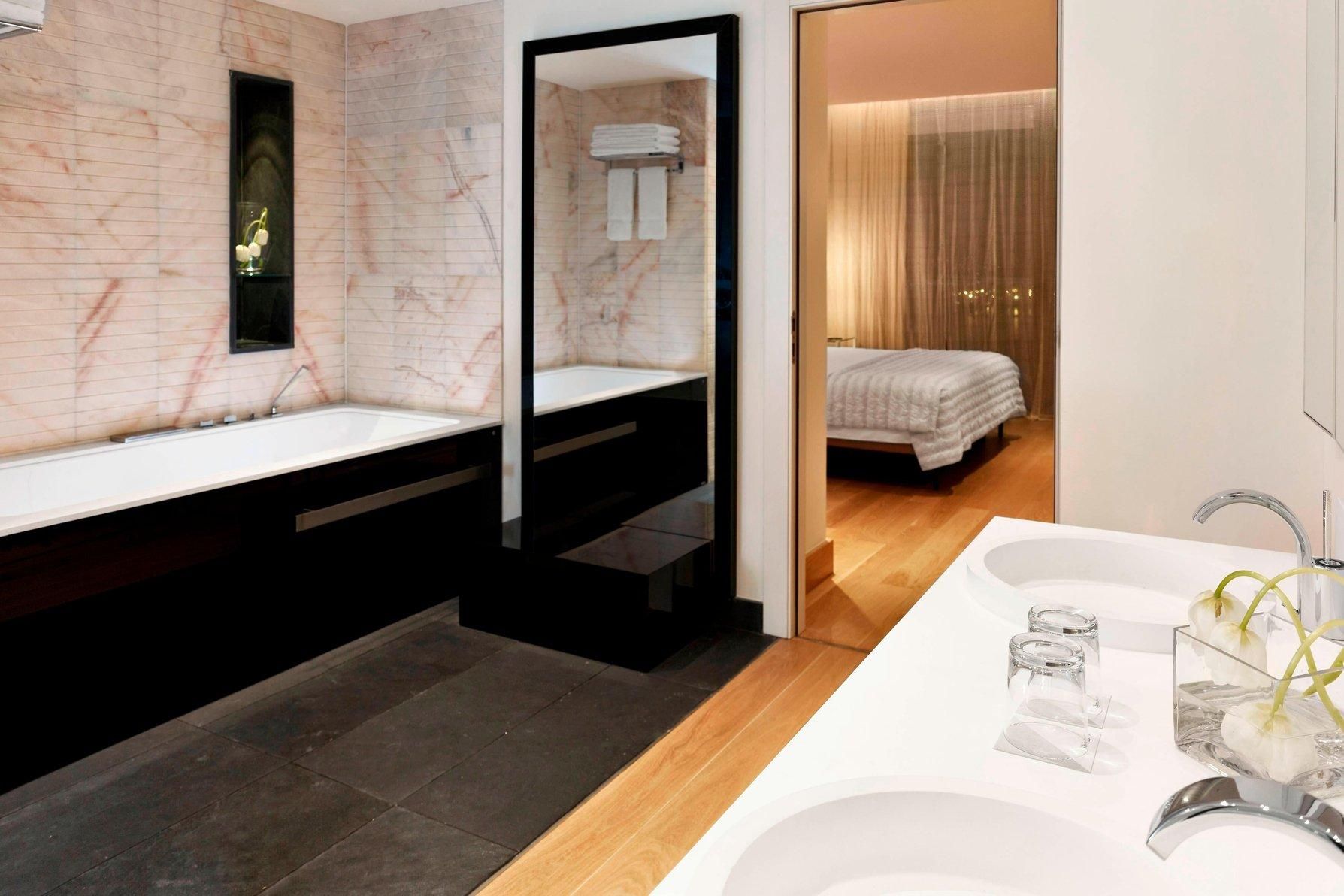 Royal Suite Adults only, Royal Club Lounge access level, Larger Suite, 1 King