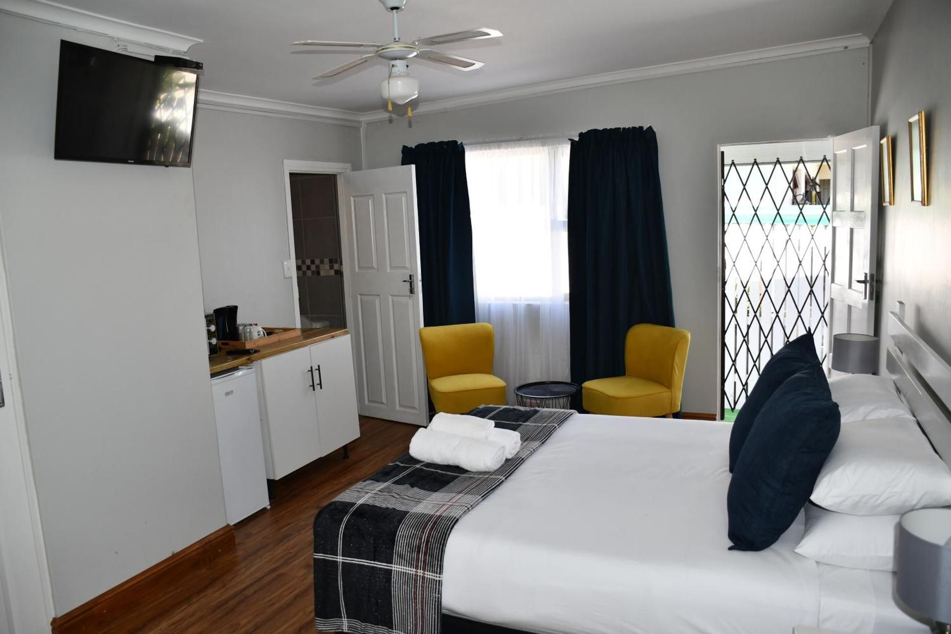 Friendz Guesthouse Deluxe Double Room