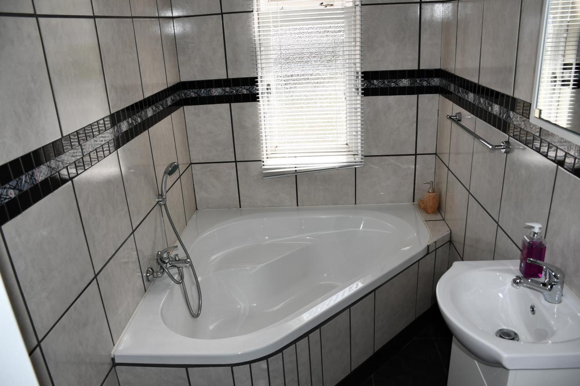 Friendz Guesthouse Deluxe Room 3