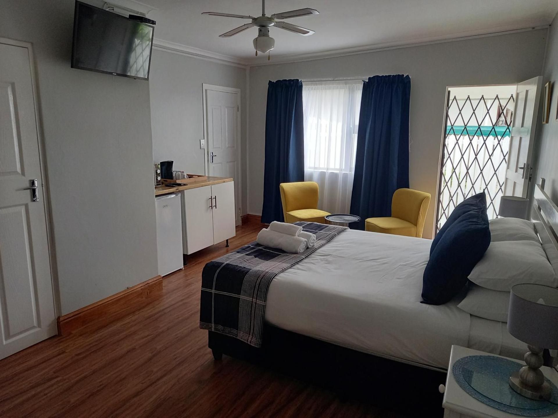 Friendz Guesthouse Deluxe Double Room 2