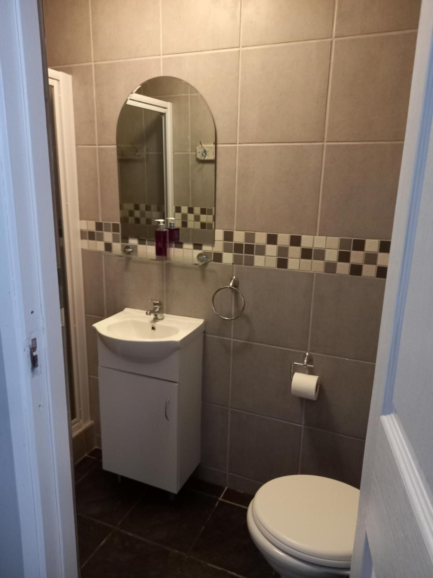 Friendz Guesthouse Deluxe Double Room 3