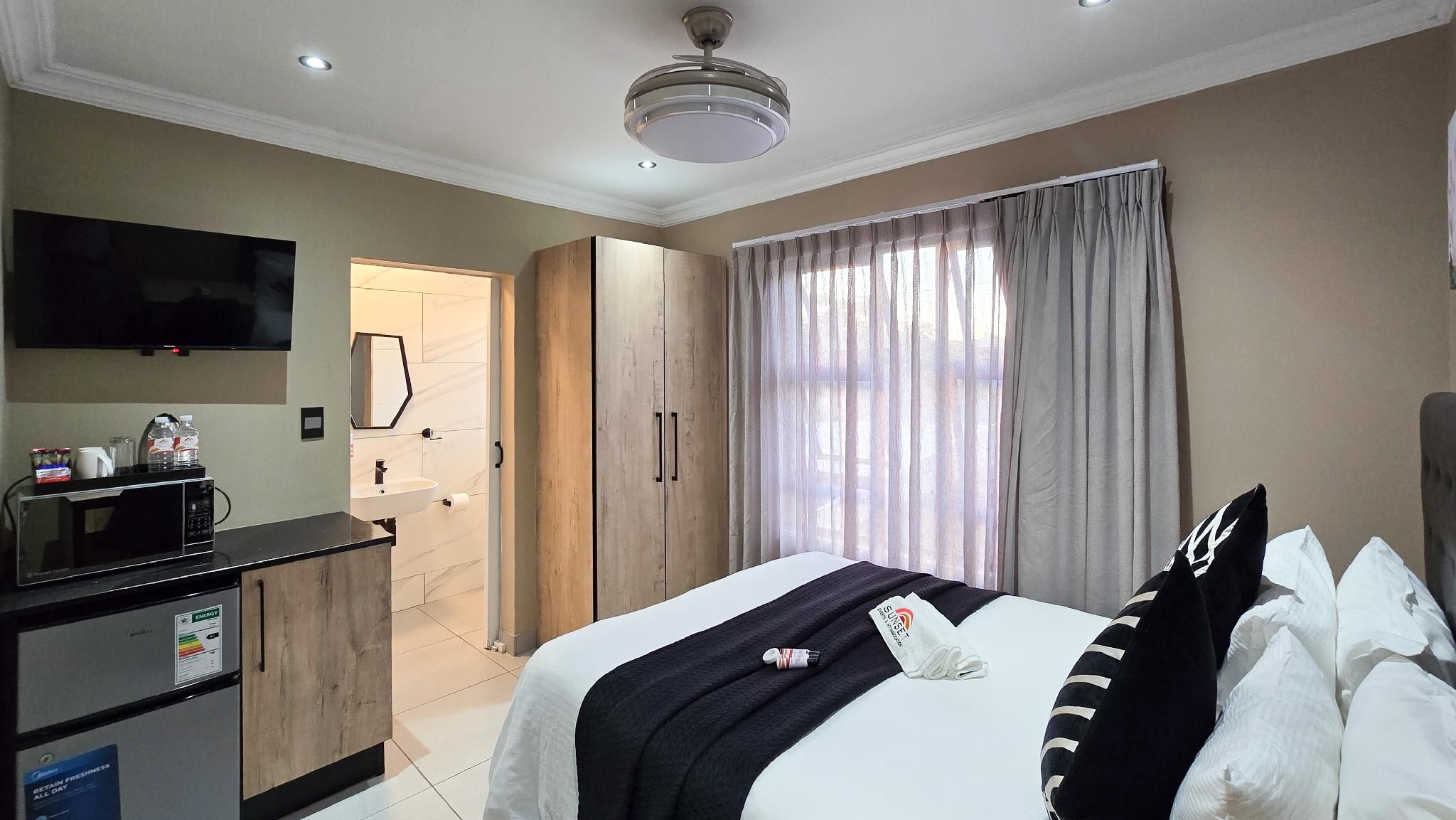Standard Queen Room