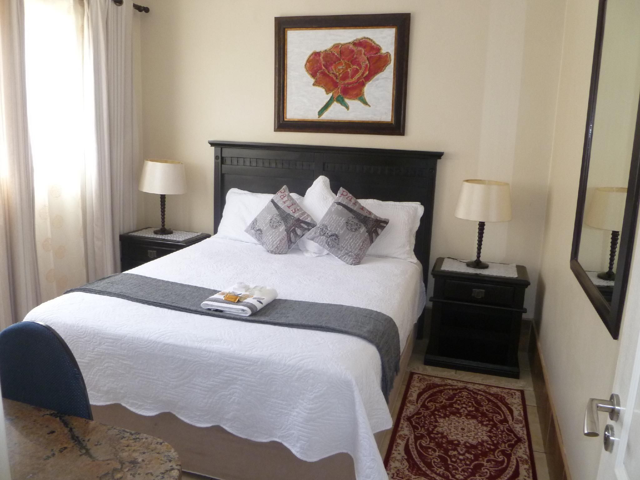 1 Bed Queen Suite with Sofa Bed