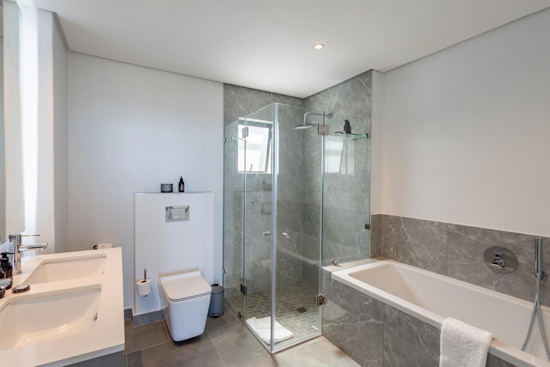 Three Bedroom Luxury Superior Apartment with Jacuzzi 301