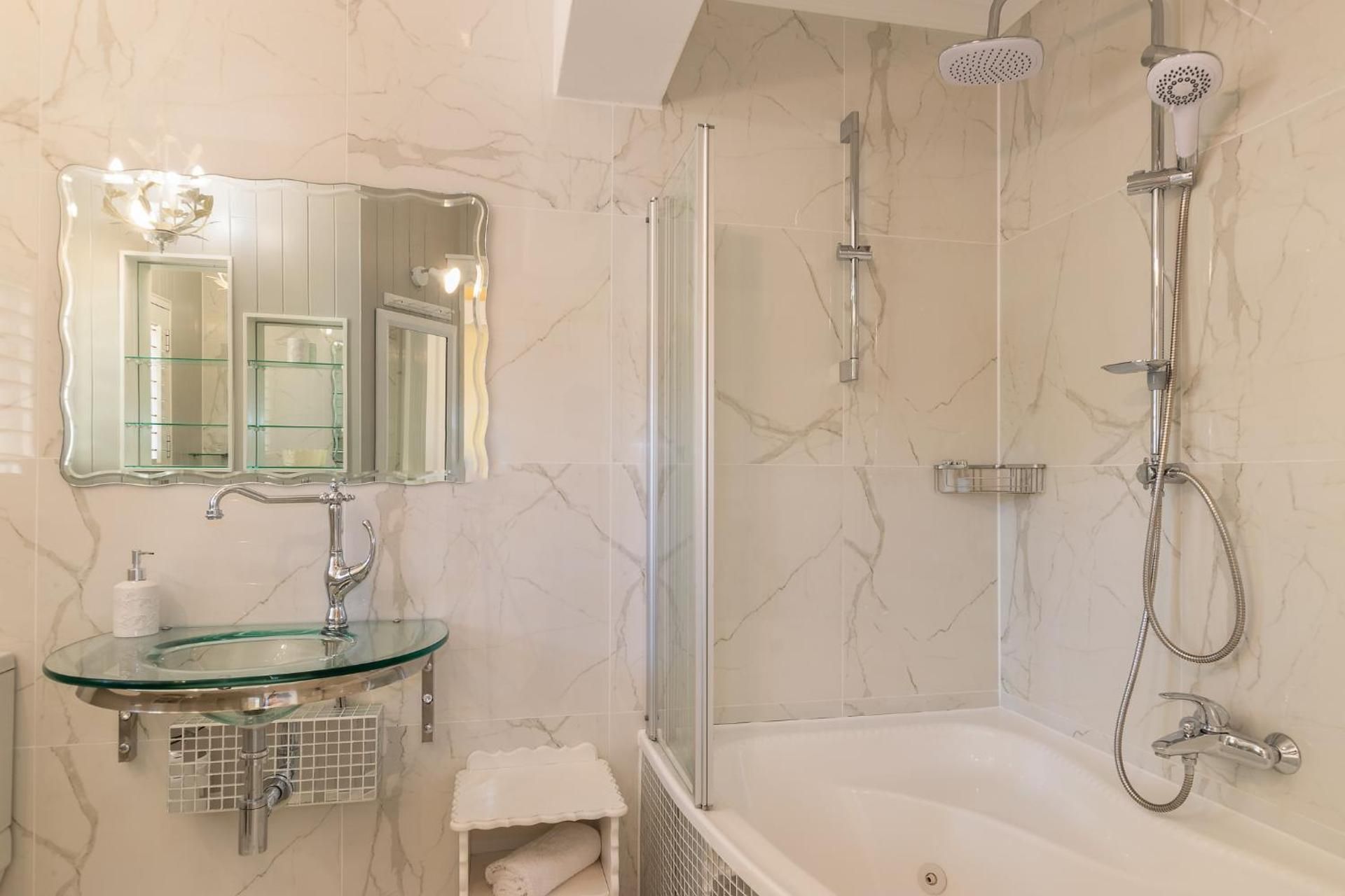 Deluxe Suite with Spa Bath