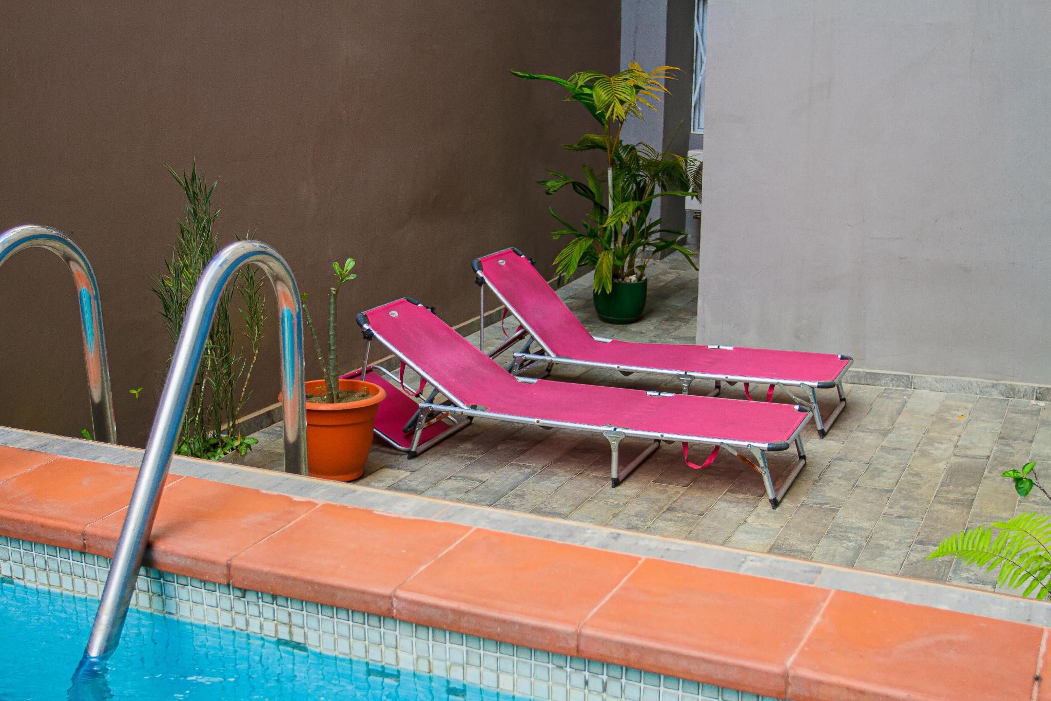 swimming pool [outdoor]