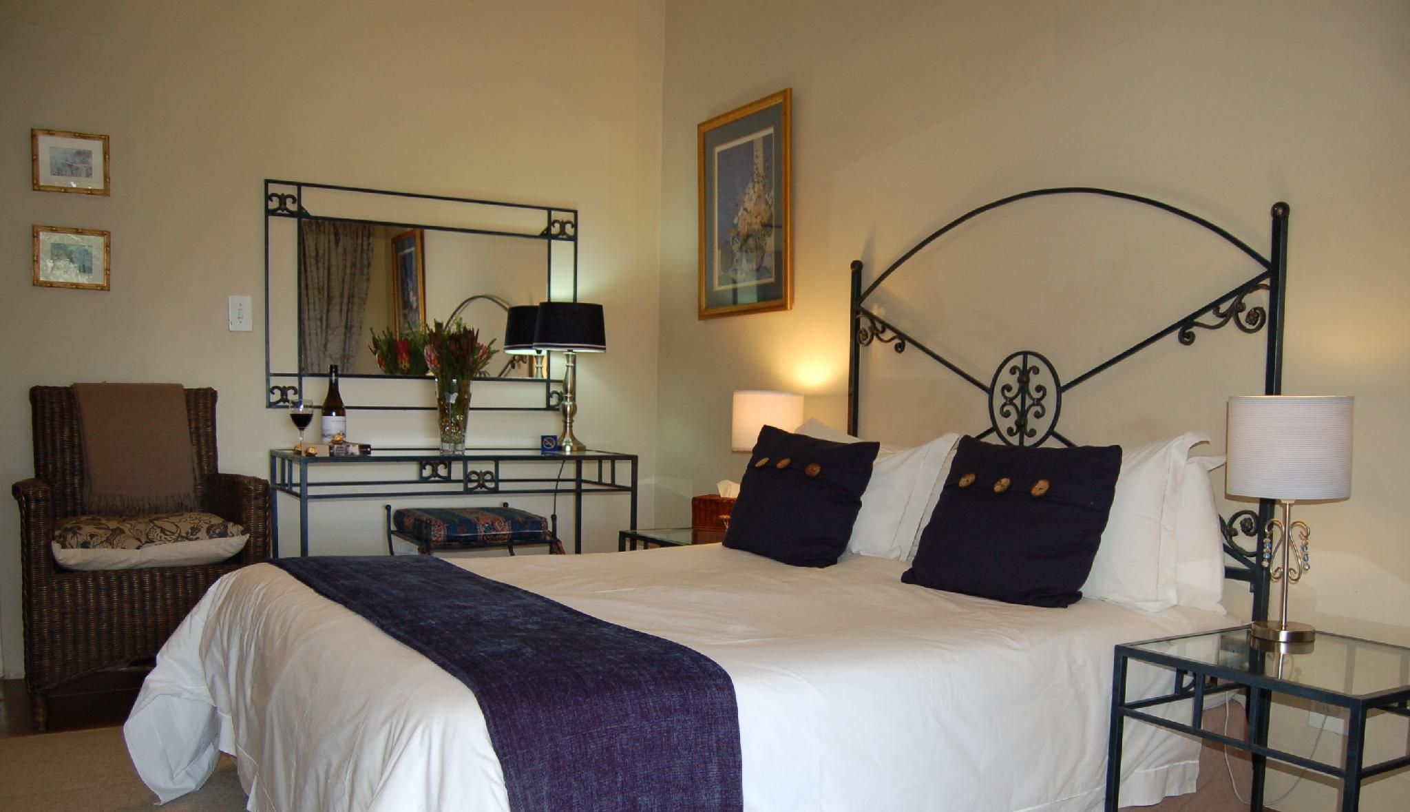 Standard Room with Queen Bed