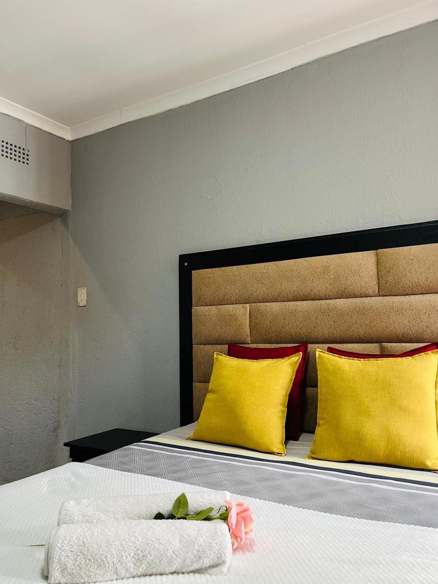 Ashridge Guesthouse & Safaris Double Room with Pool View 2