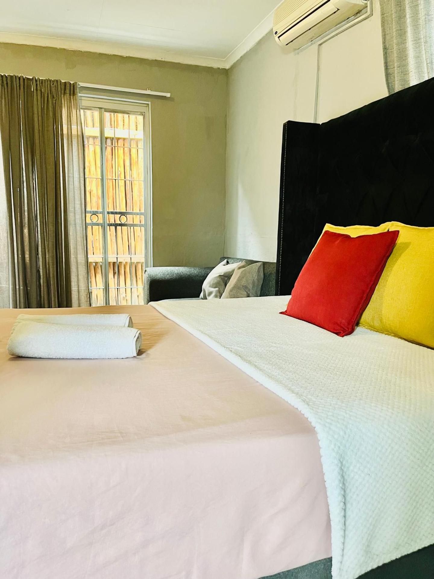 Ashridge Guesthouse & Safaris Double Room with Pool View 3