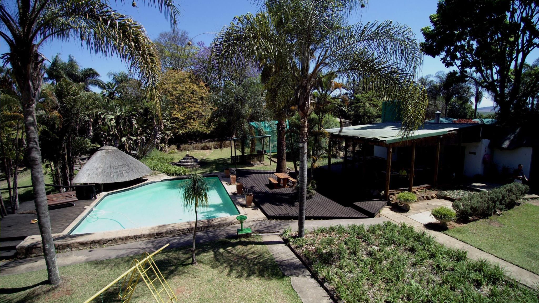 swimming pool [outdoor]