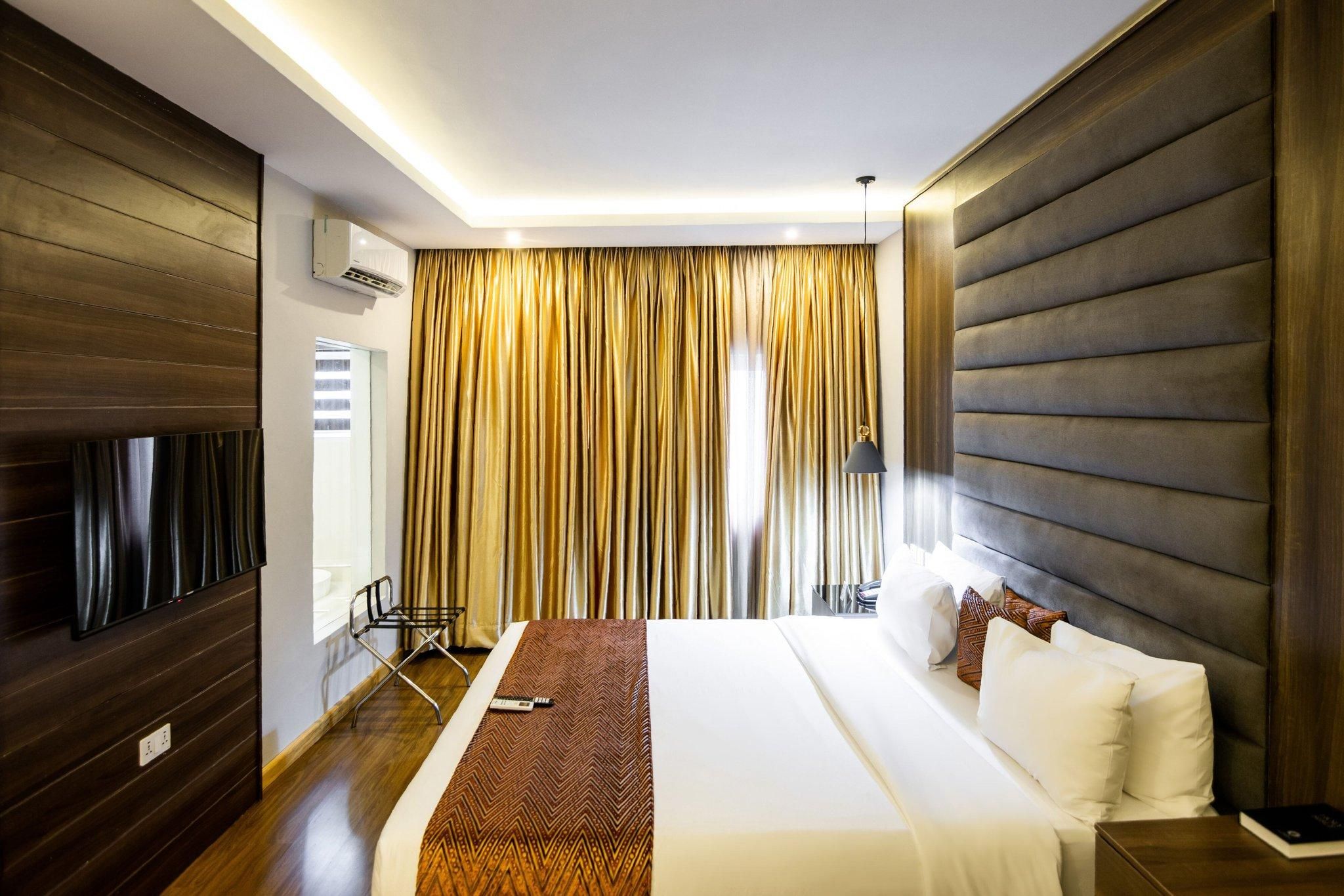 Protea Hotel Delta Executive Suite, 1 Bedroom Apartment, 1 King, City view, Balcony 2