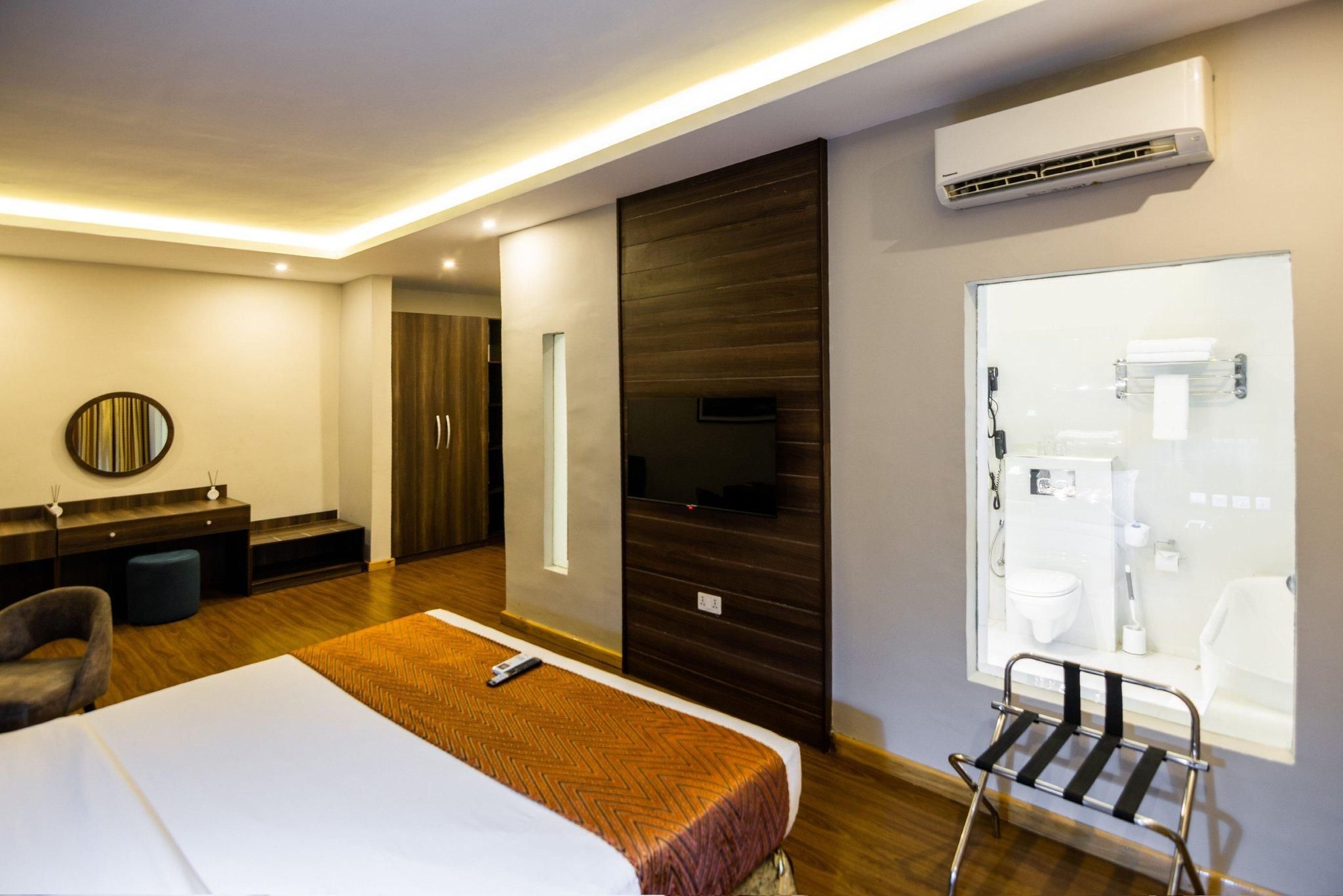 Protea Hotel Delta Executive Suite, 1 Bedroom Apartment, 1 King, City view, Balcony 3