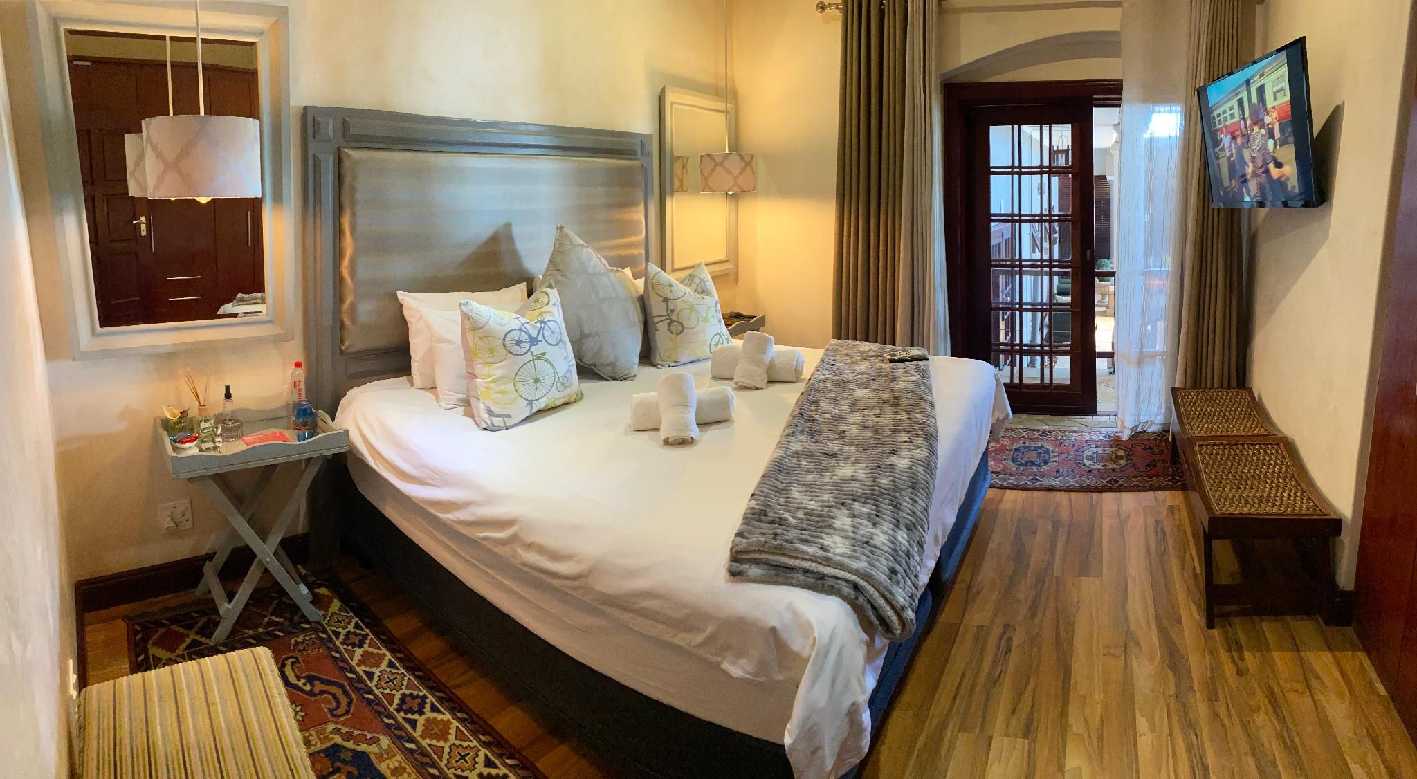 Luxury King Suite - Non-Smoking