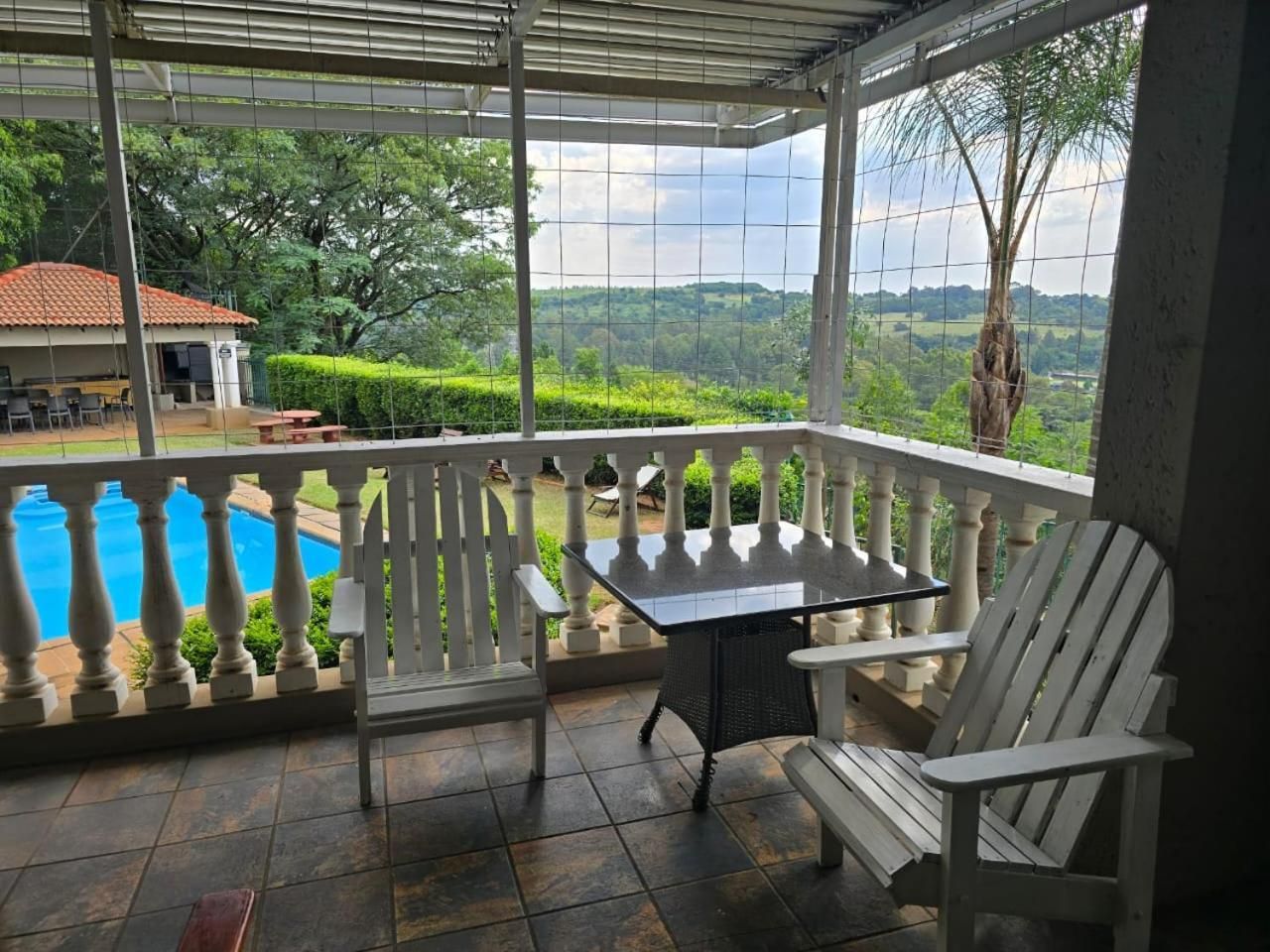 Apartment with Pool View