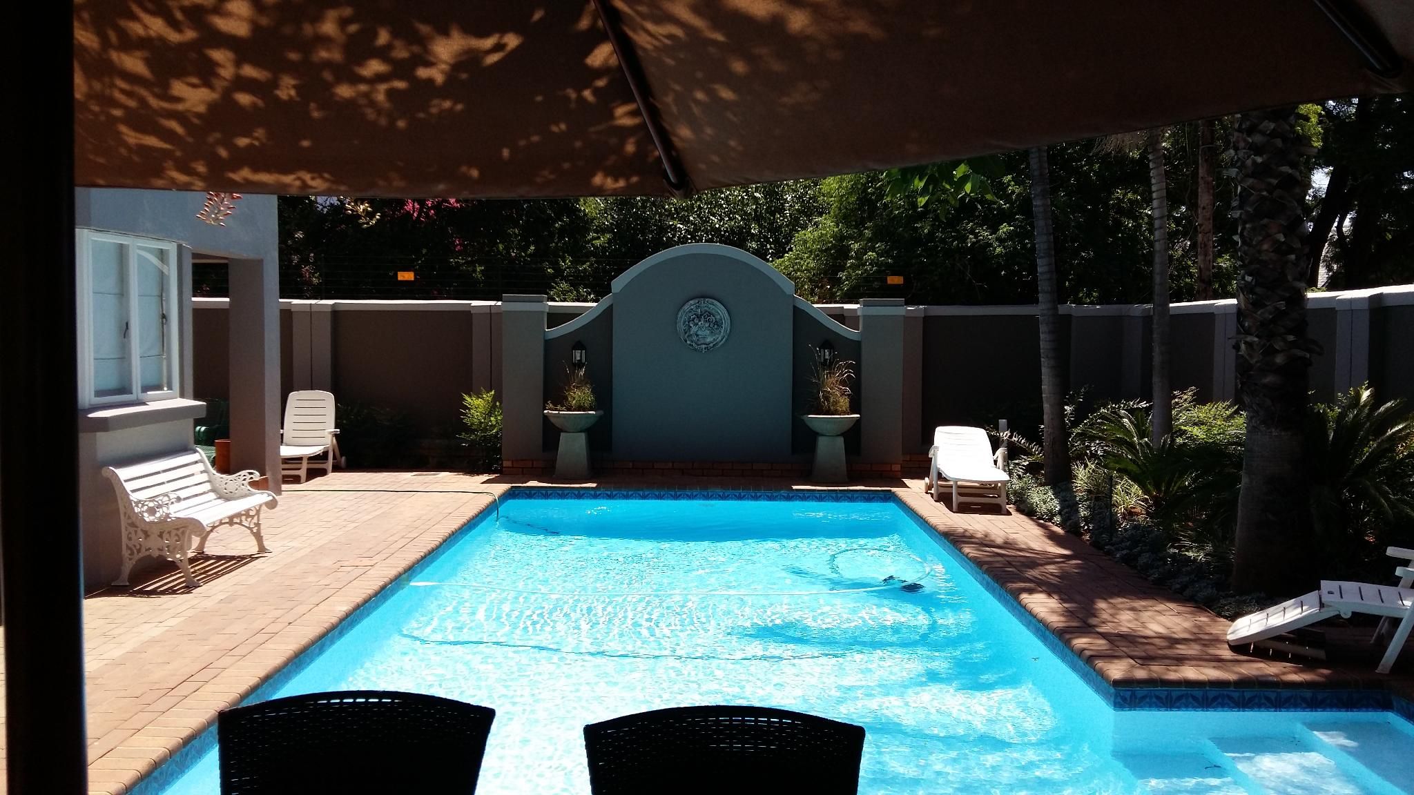 swimming pool [outdoor]