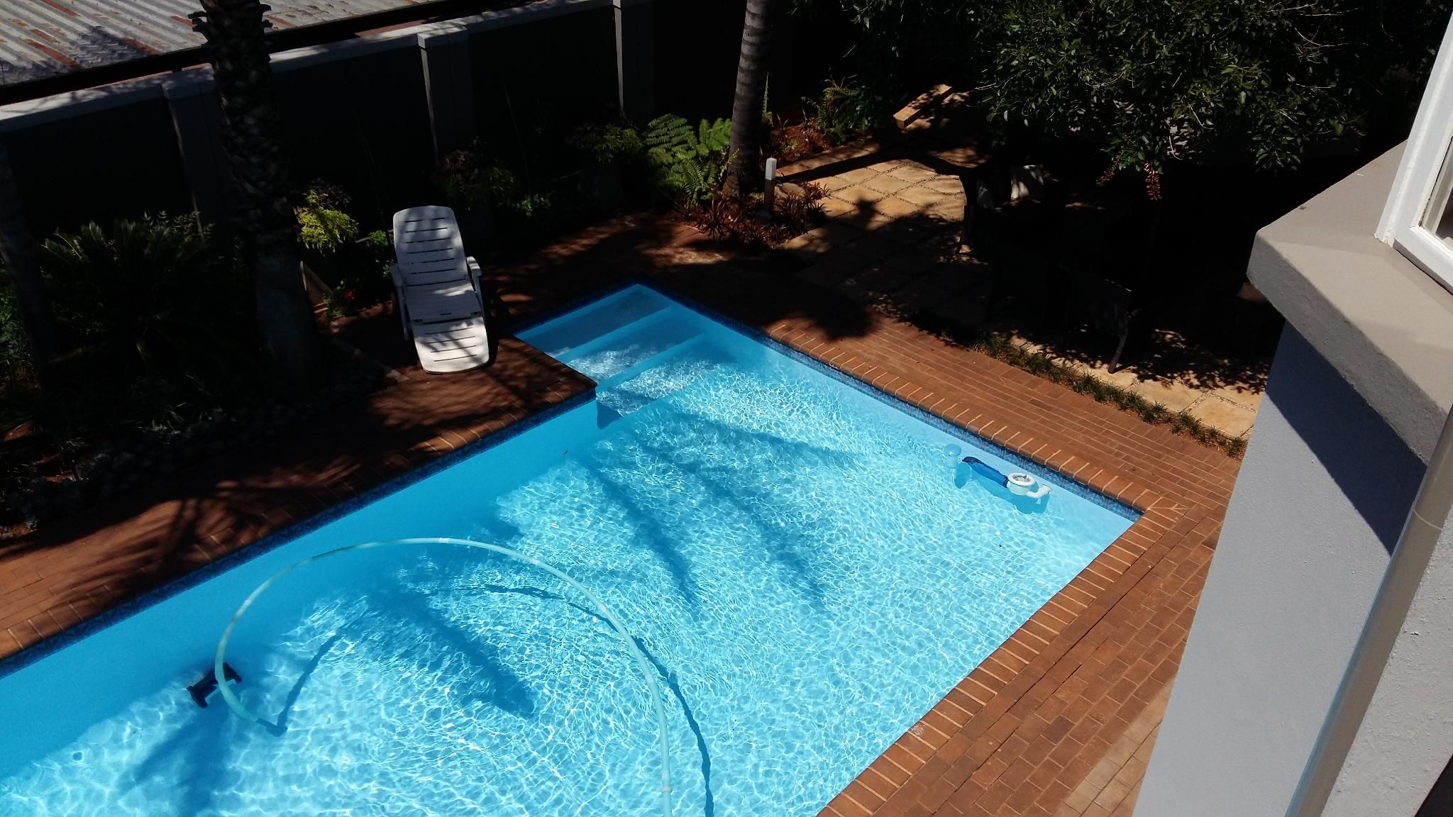 swimming pool [outdoor]