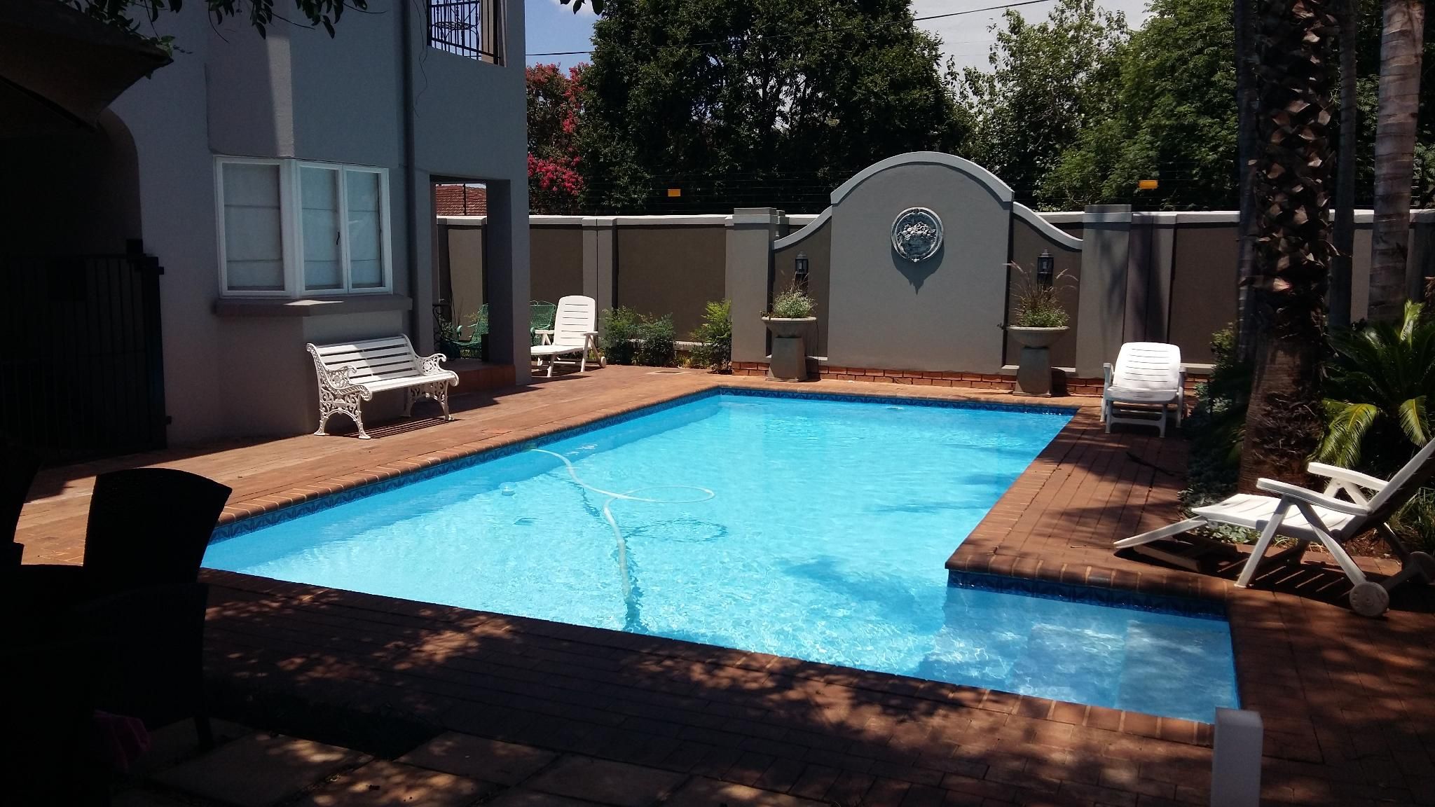 swimming pool [outdoor]