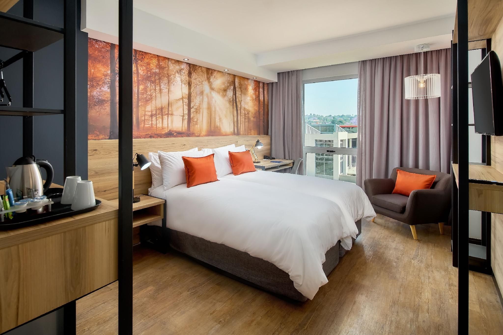 Guest Room, 2 Twin, City View