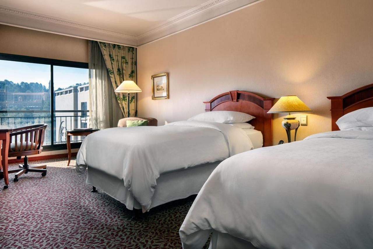 CT Hotel Classic Twin Guest Room