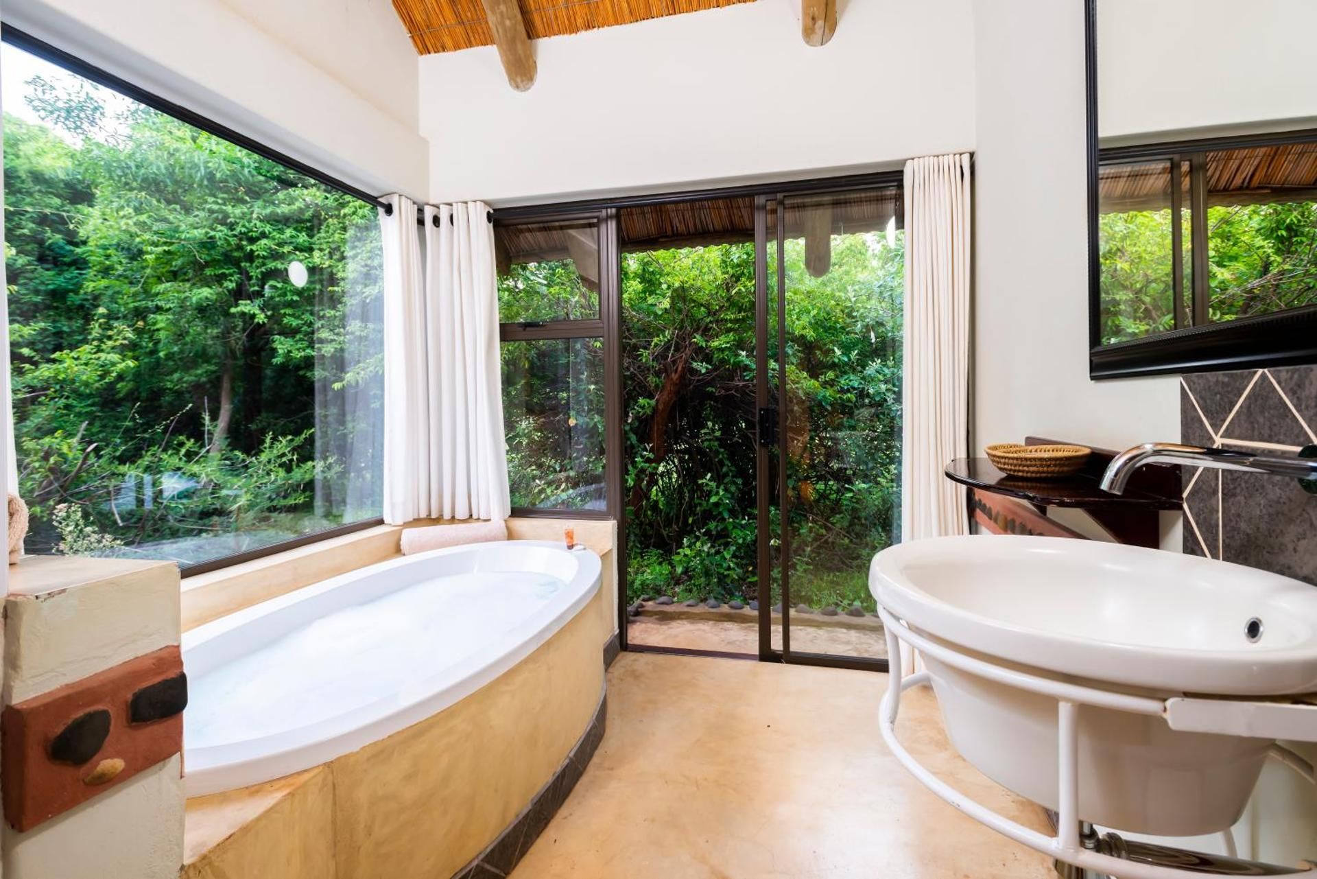 Luxury Suite with Hot Tub