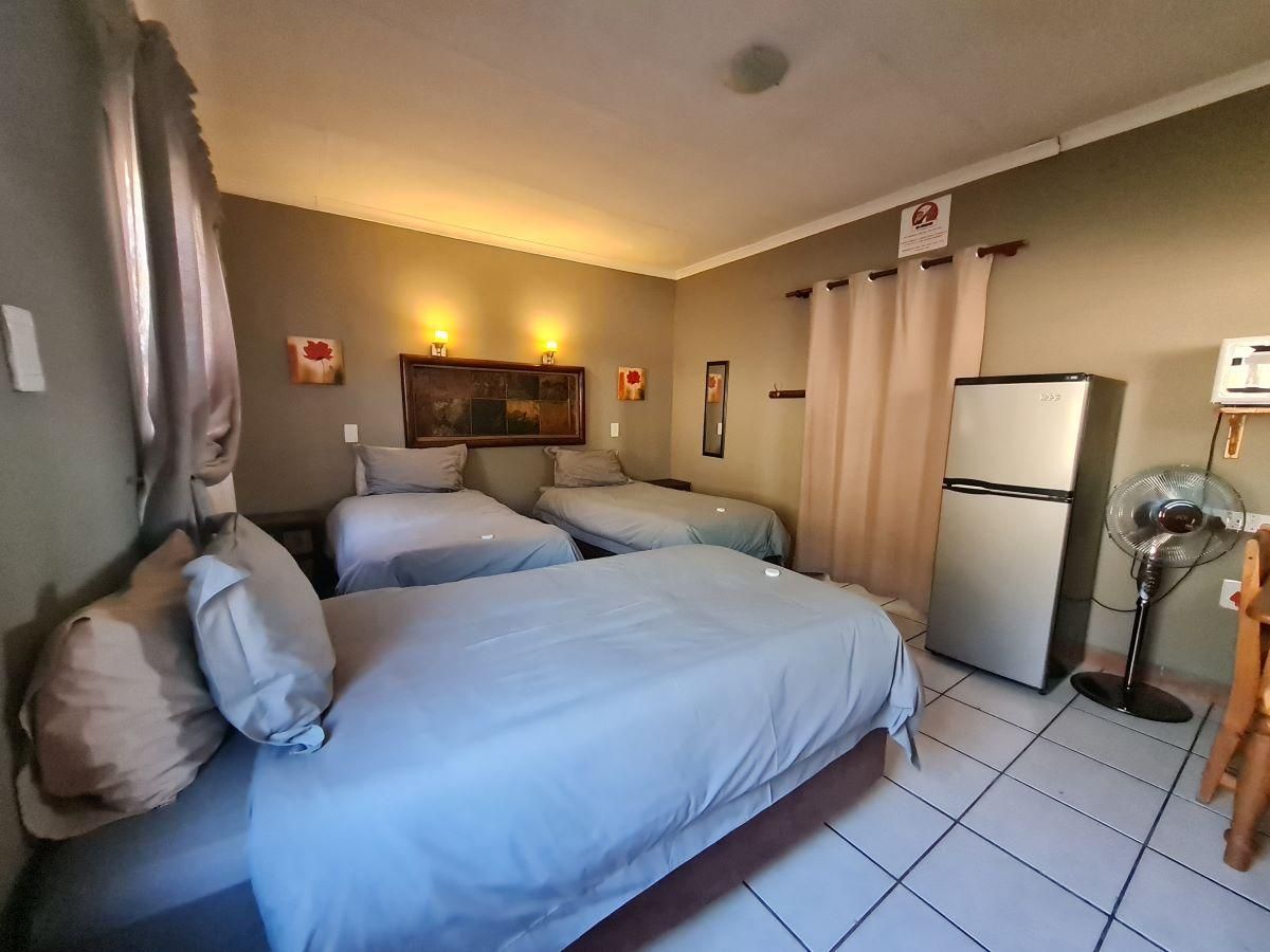 N4 Guest Lodge Triple Bed Unit