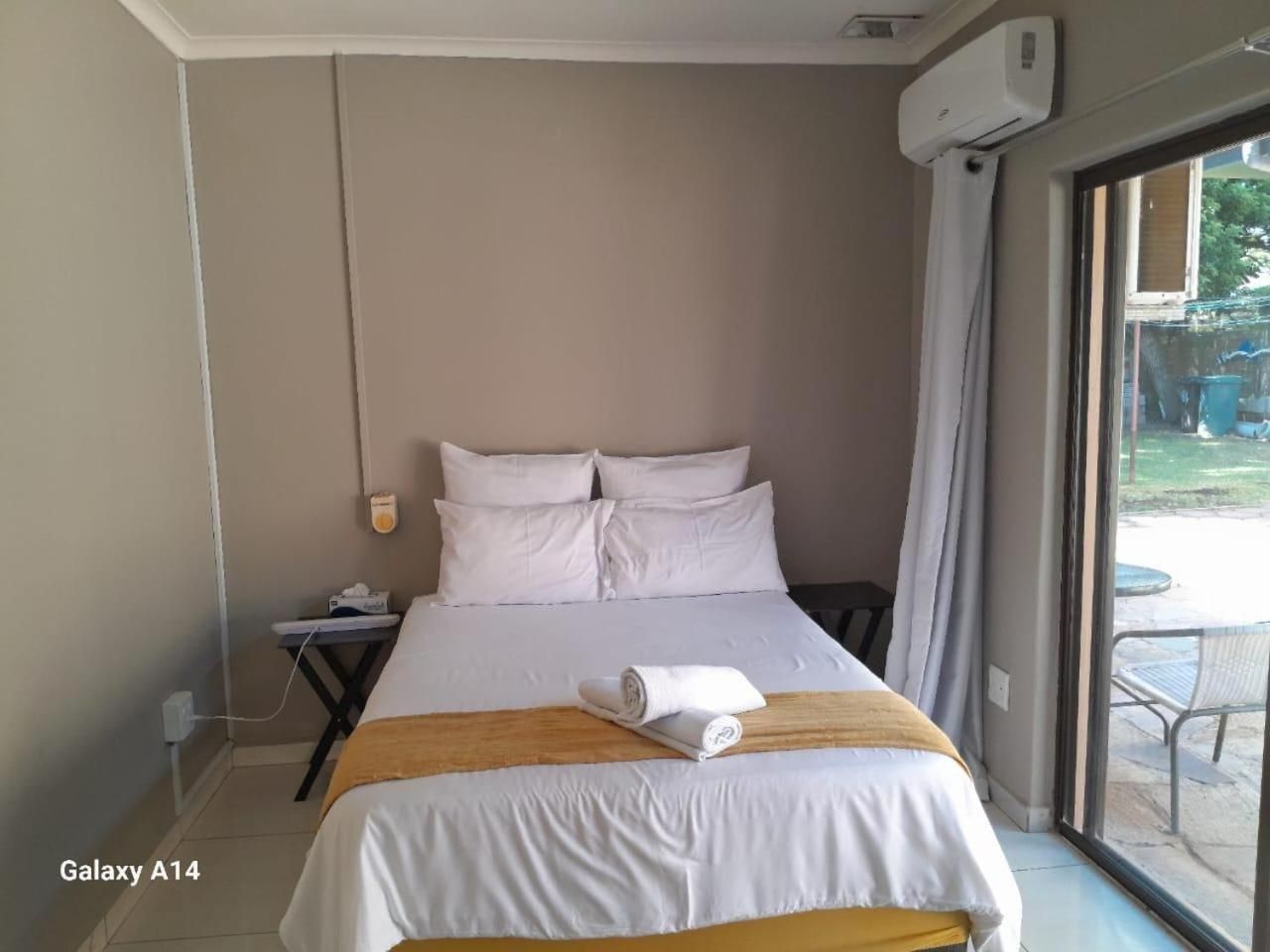 SMALL DOUBLE OR TWIN ROOM