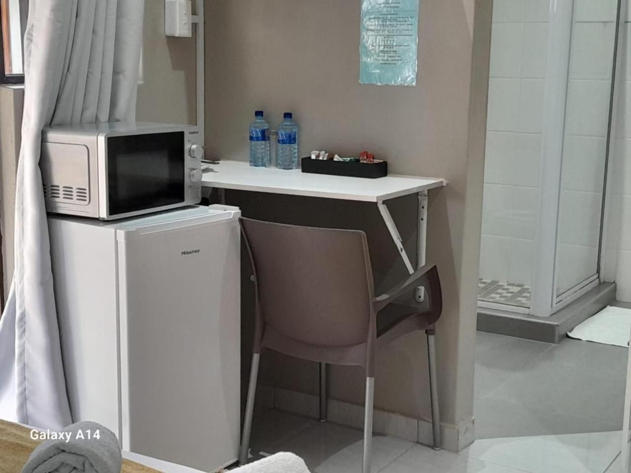 SMALL DOUBLE OR TWIN ROOM