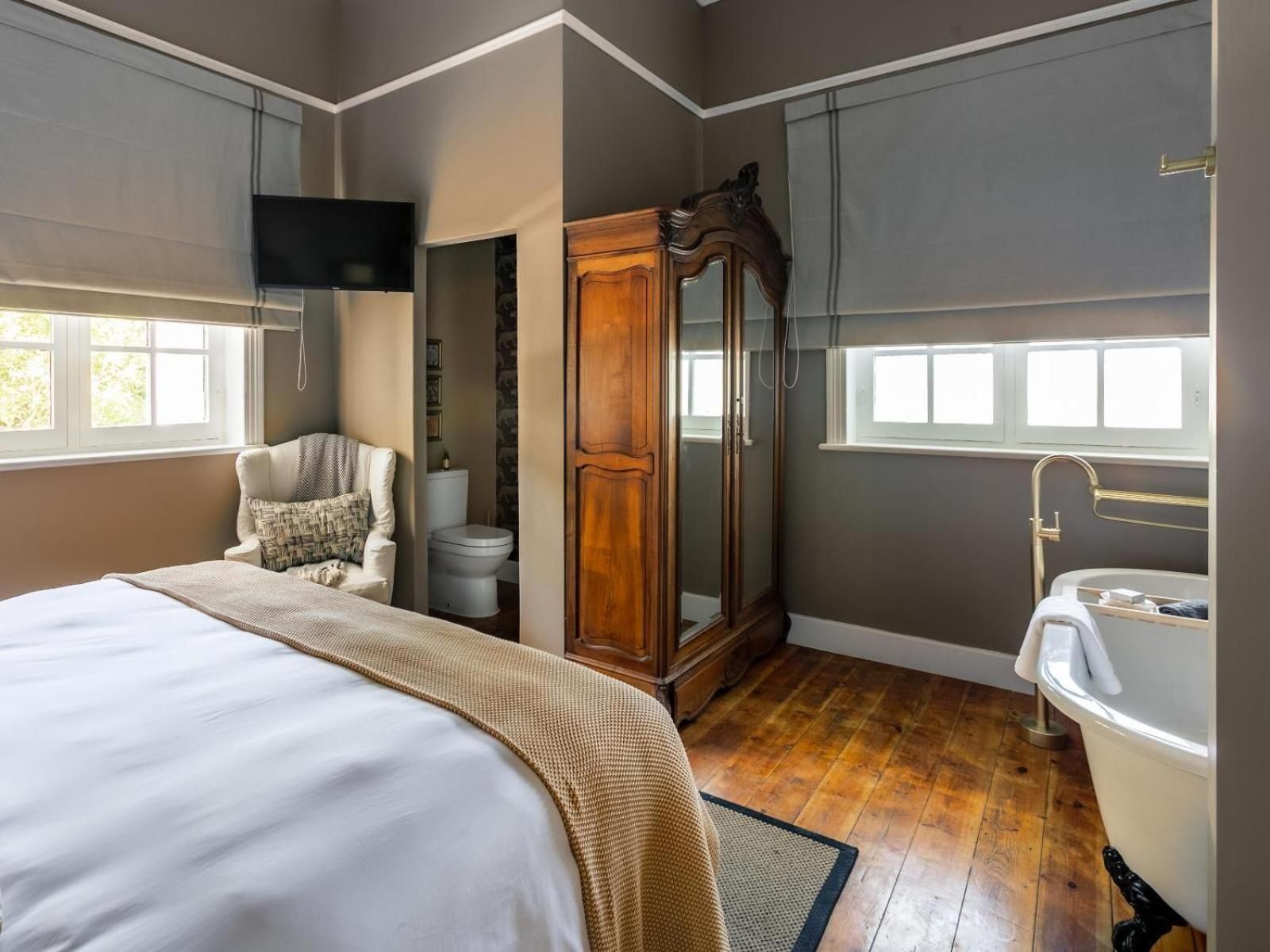 Junior Queen Room