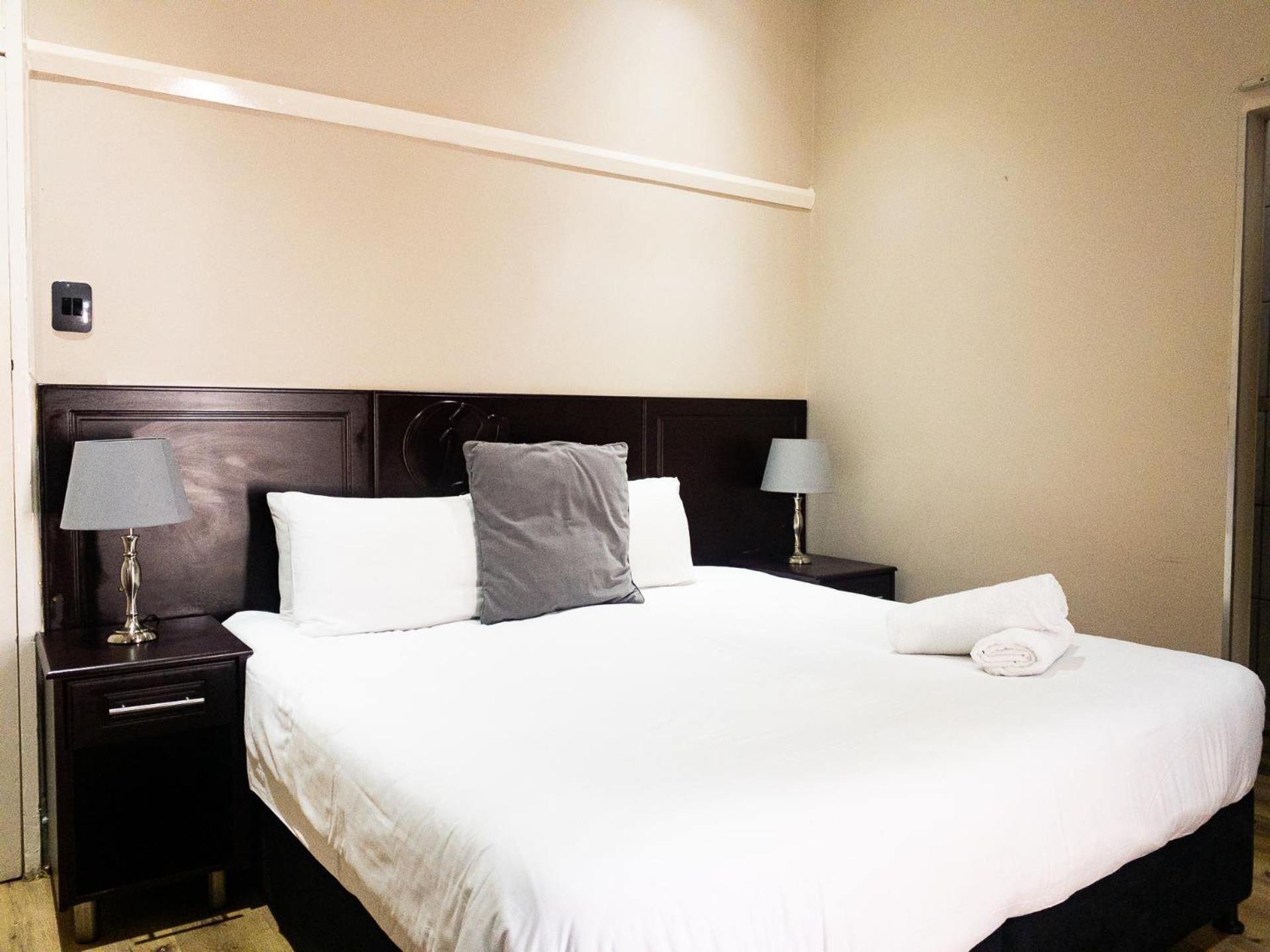 New England Guest House by Ilawu Double Room with Pool View 2