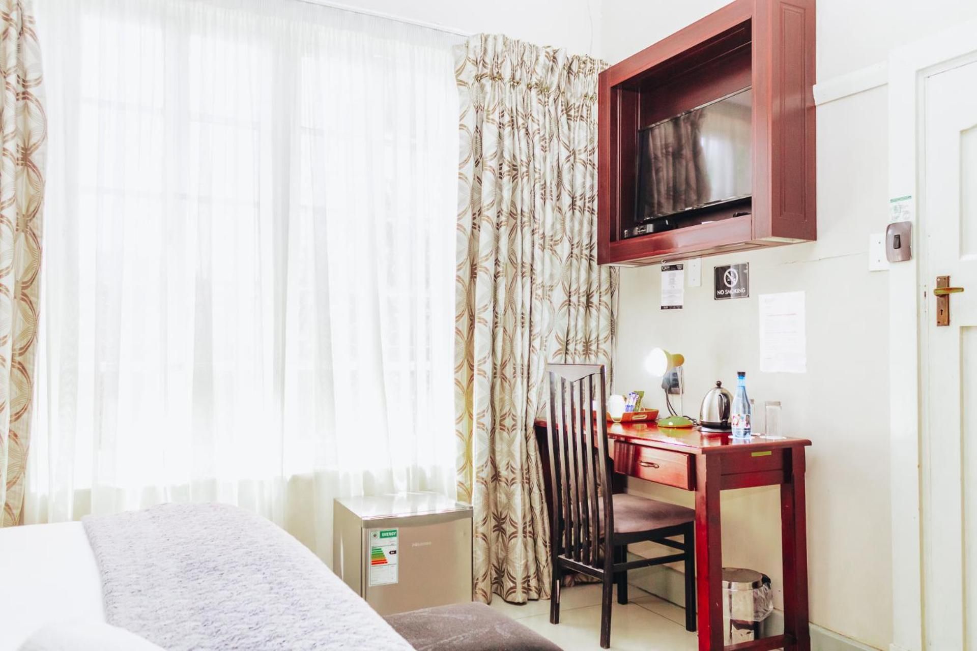 New England Guest House by Ilawu Double Room with Pool View 3