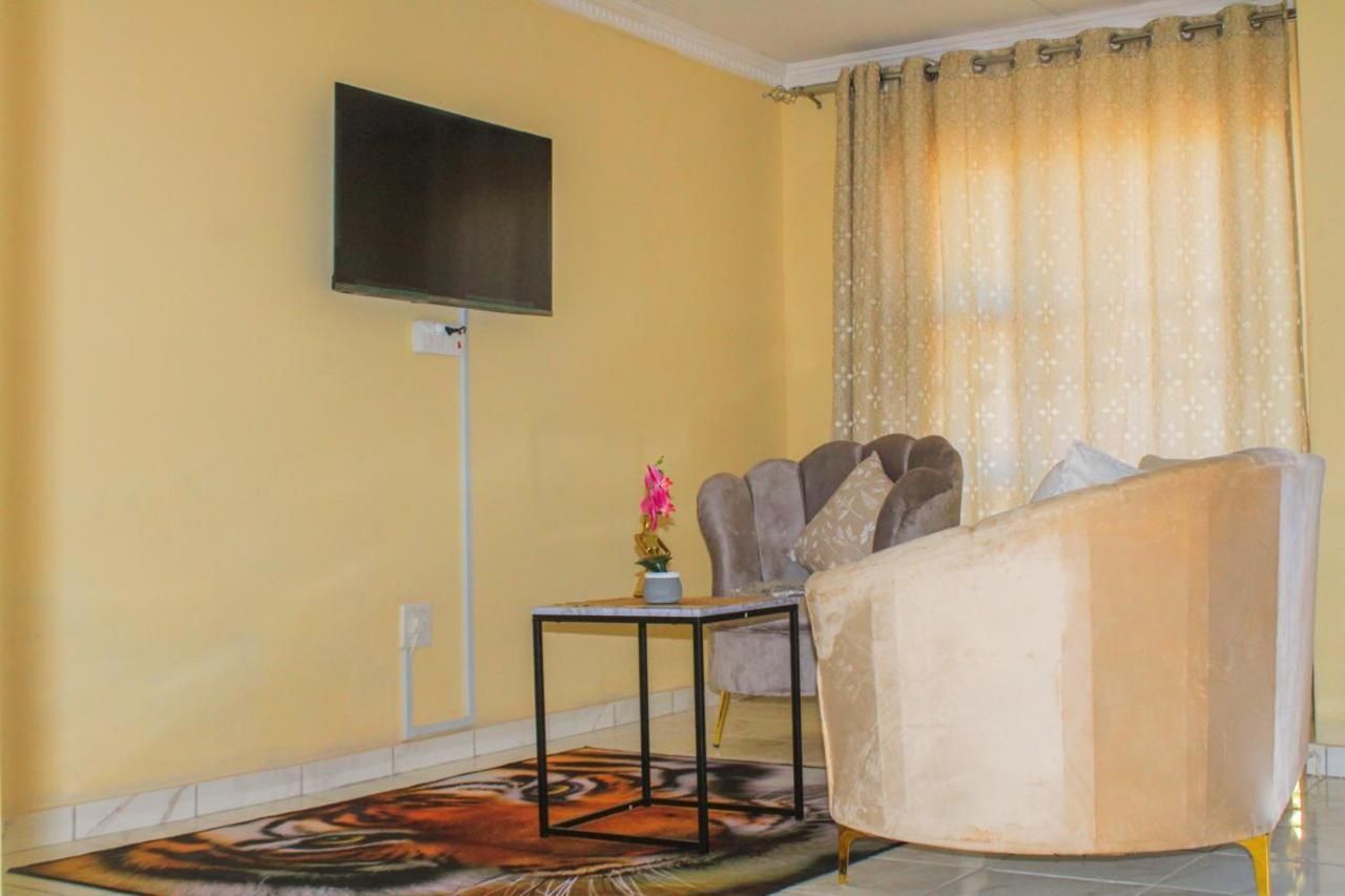 Deluxe Queen Suite
