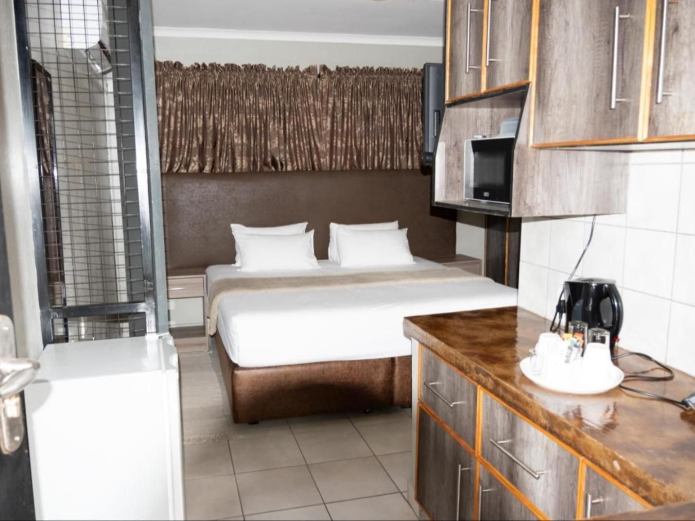 SMALL DOUBLE OR TWIN ROOM