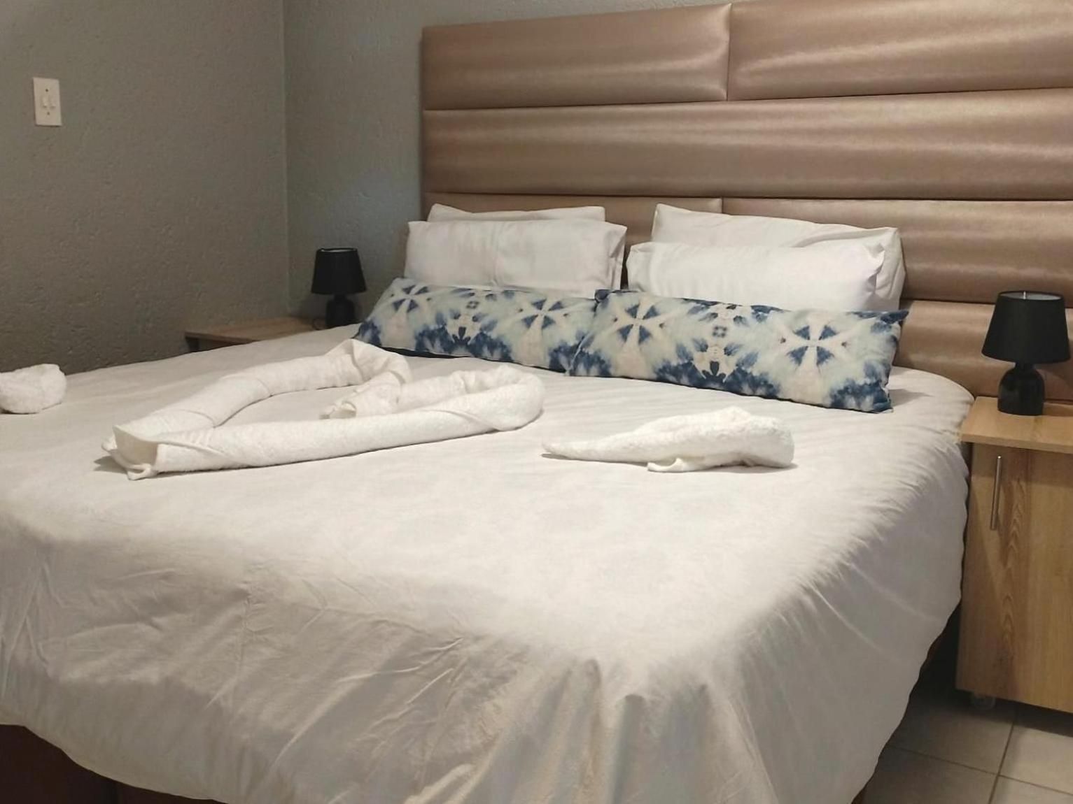 Standard Twin Room with Mountain View