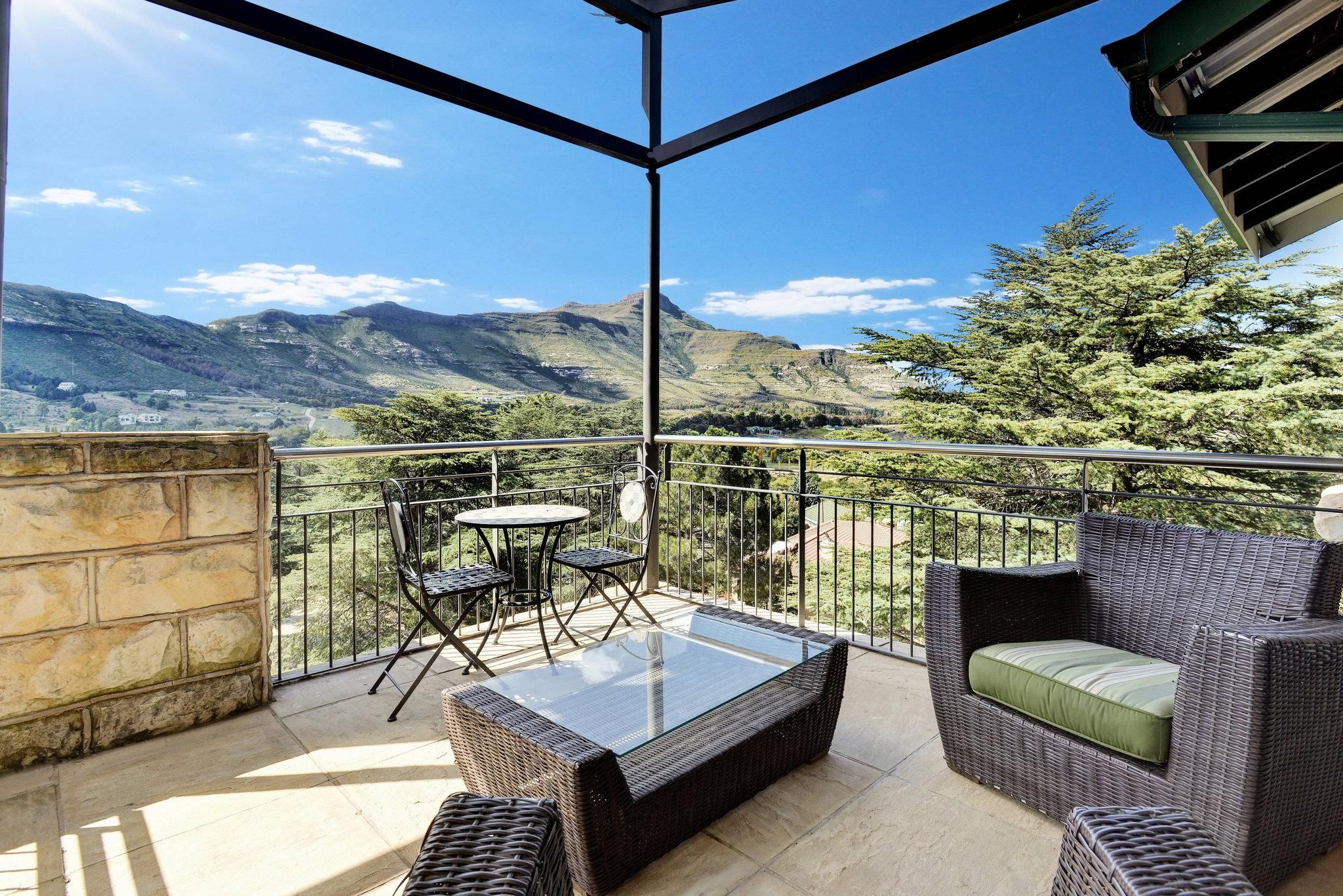 Executive, Larger Guest Room, 1 King, Mountain View, Balcony