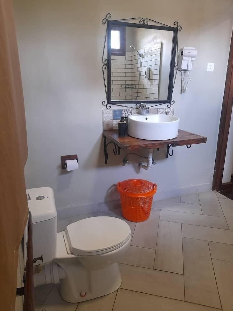 BOULEVARD INN MT MERU Deluxe Double or Twin Room 3