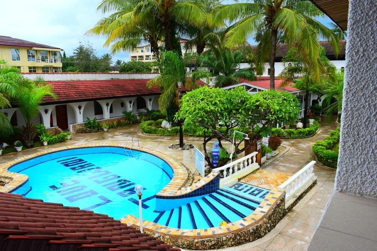 swimming pool [outdoor]