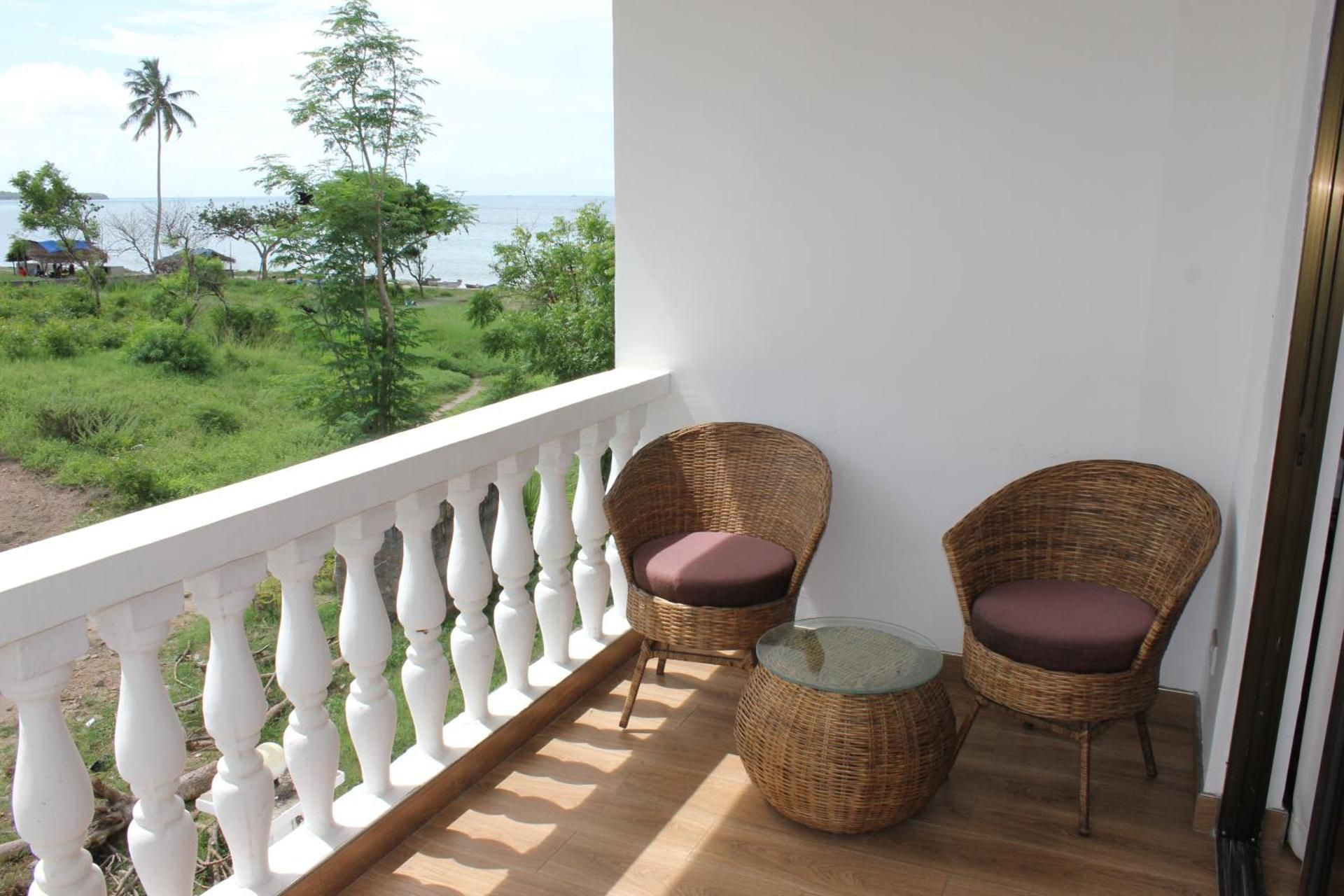 Villa Dahl Beach Resort Family Room with Side Sea View 2