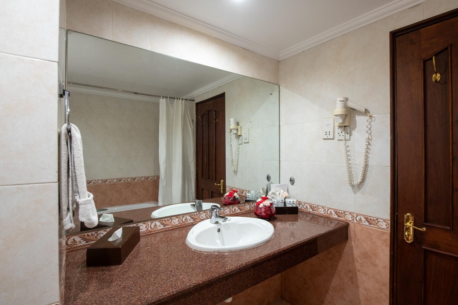 Golden Tulip Dar Es Salaam Standard Room - 2 Single Beds Free WiFi 2