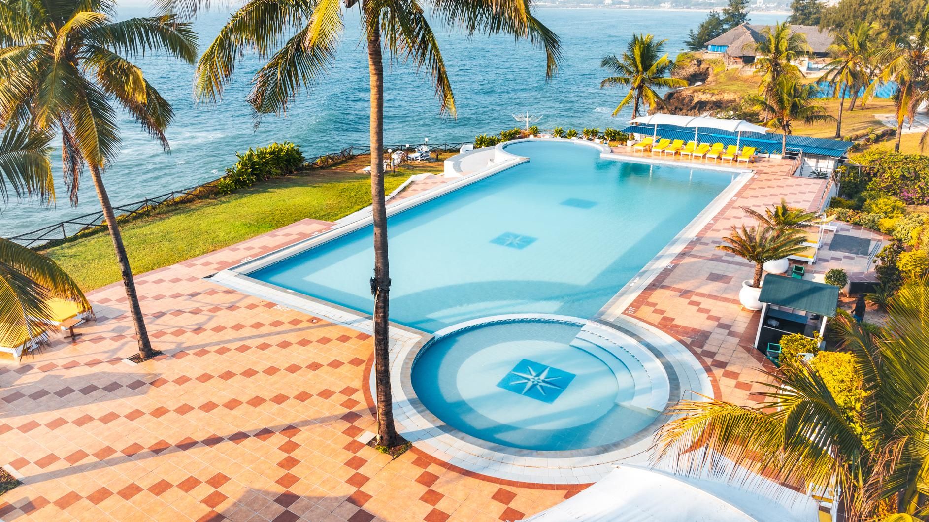 swimming pool [outdoor]