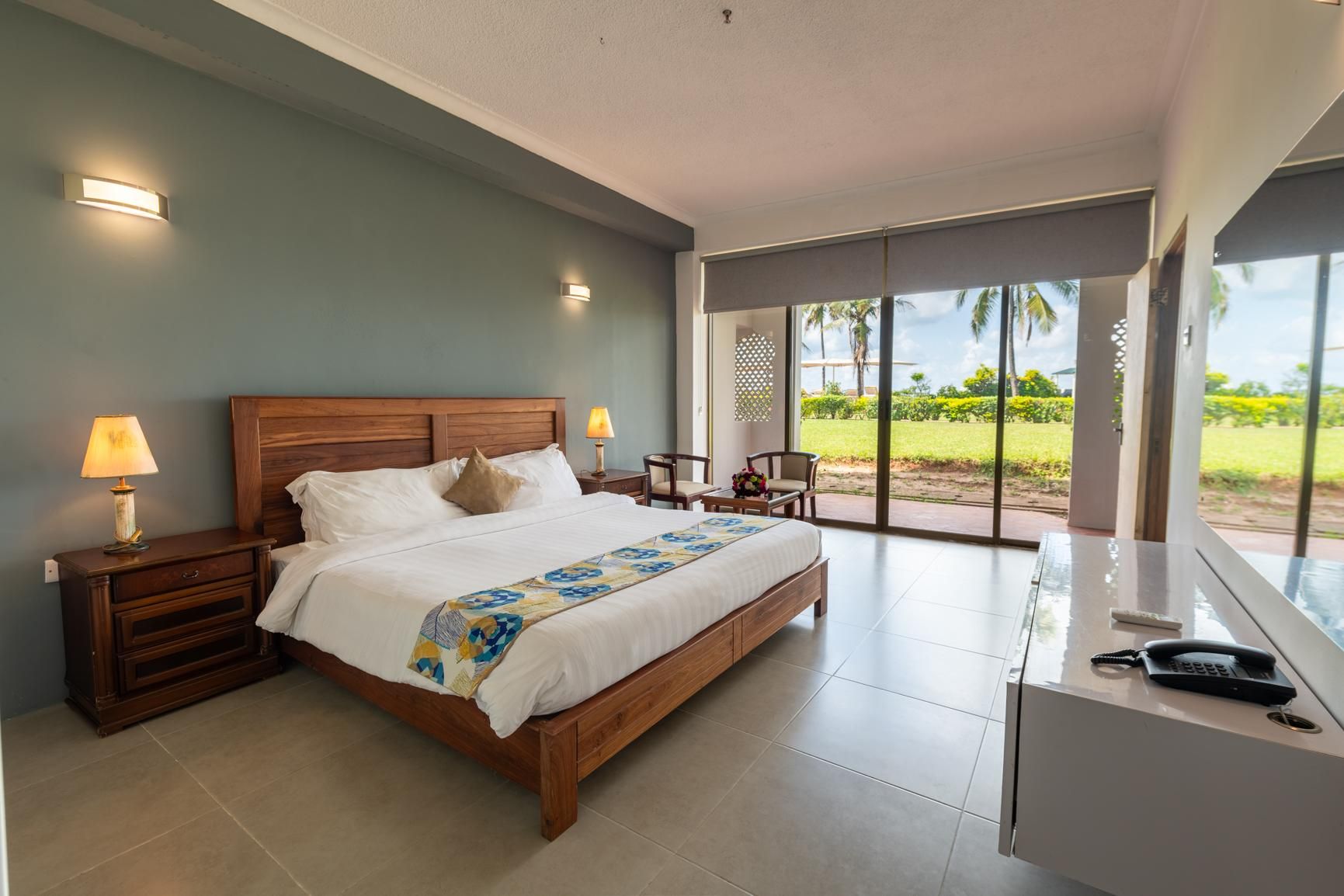 Executive Suite - 1 Double Bed Ocean View Living Room Terrace
