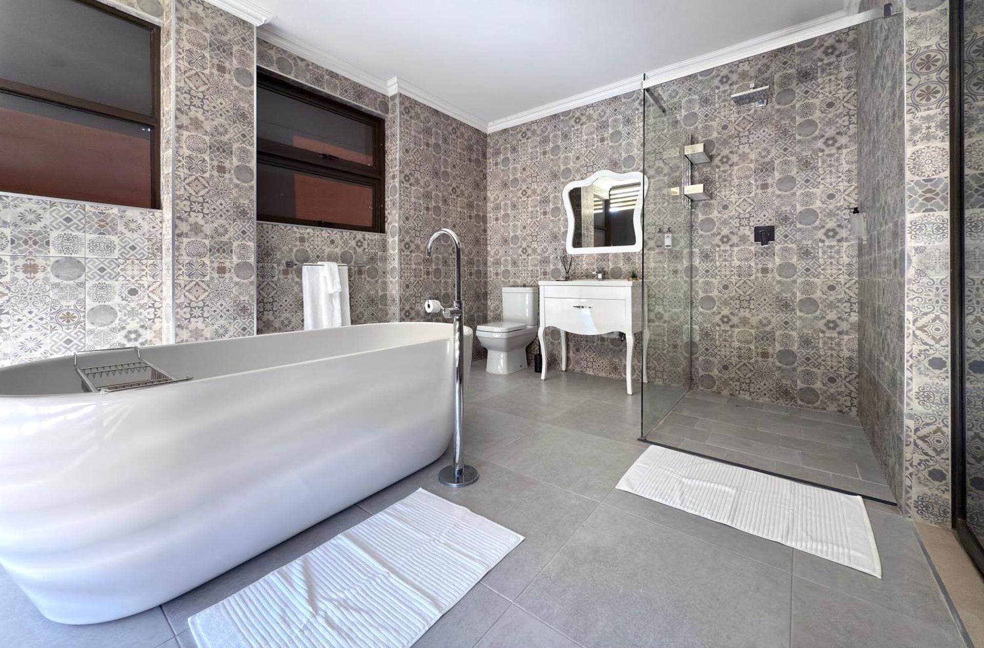 Escapade Lux Guesthouse King Suite with Pool View 3