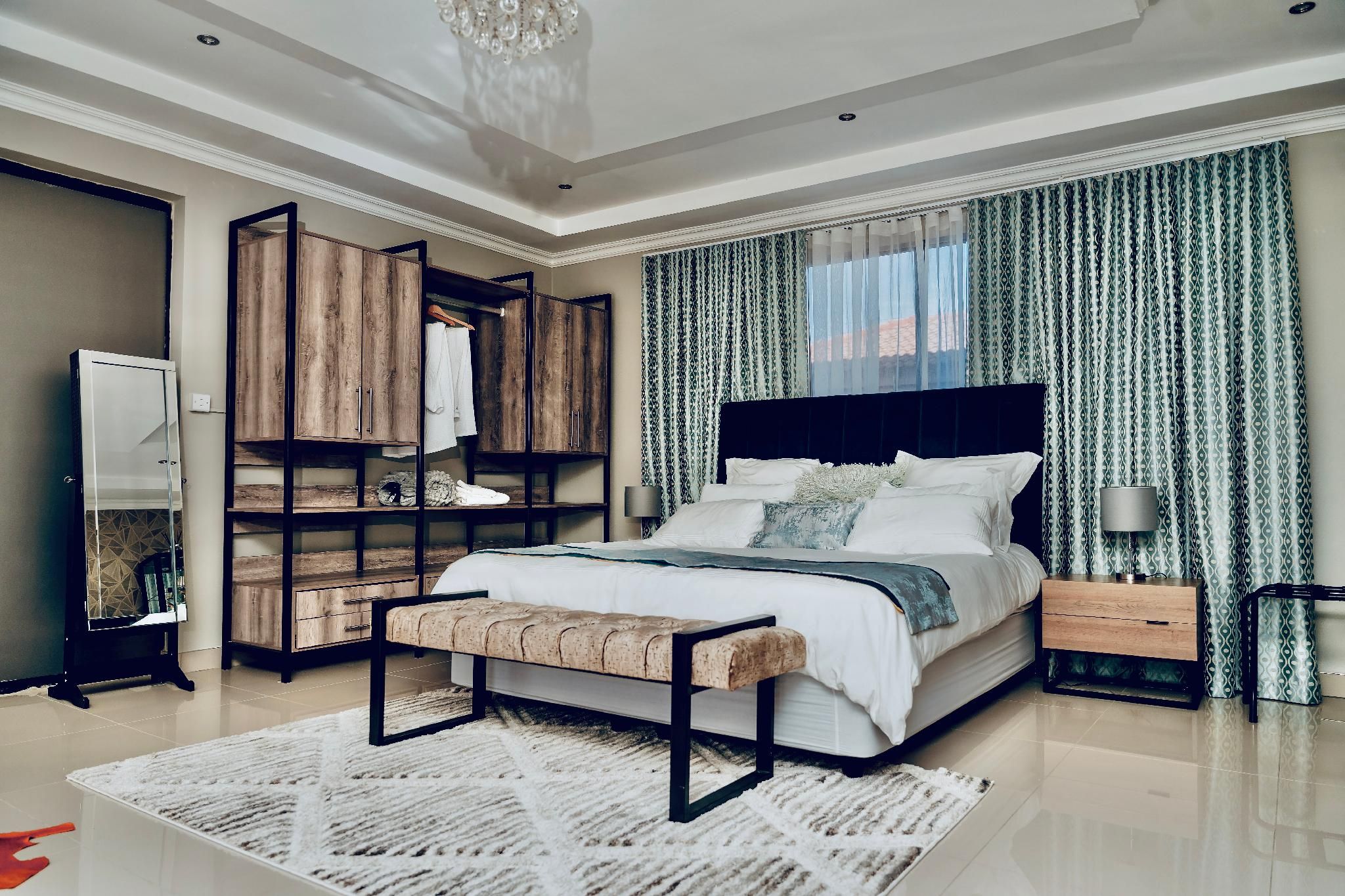 Escapade Lux Guesthouse King - Pool Side ADA 2