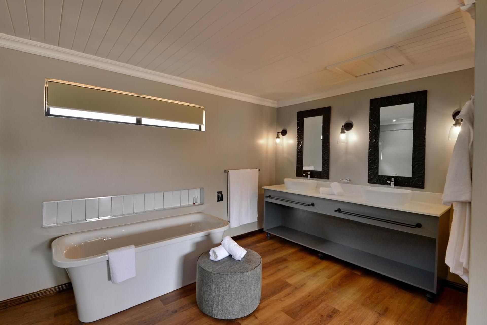 Dunkeld East Hotel Deluxe Double Room with Bathtub 2