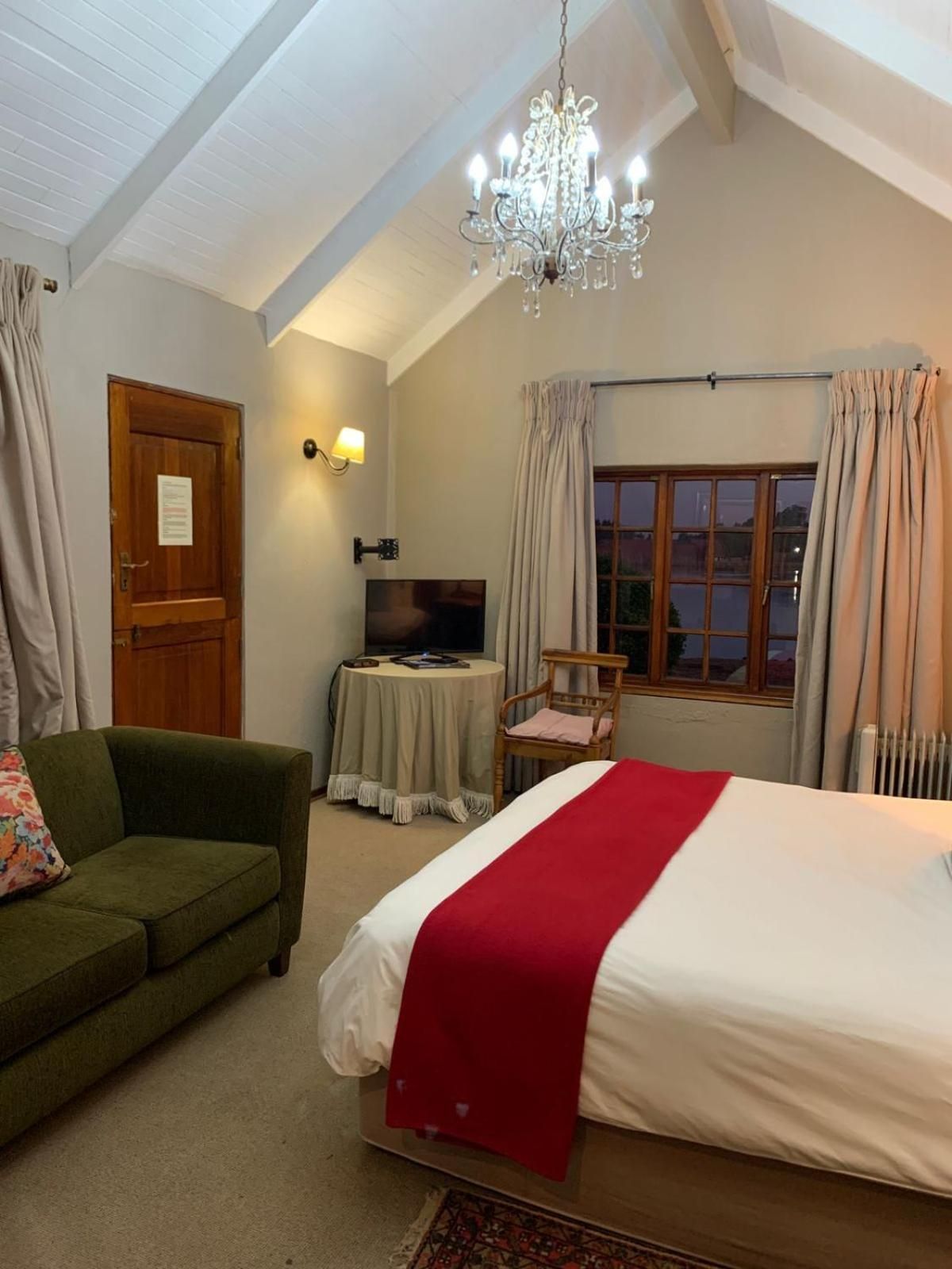 Critchley Hackle Dullstroom Towers King Room with Lake View 2