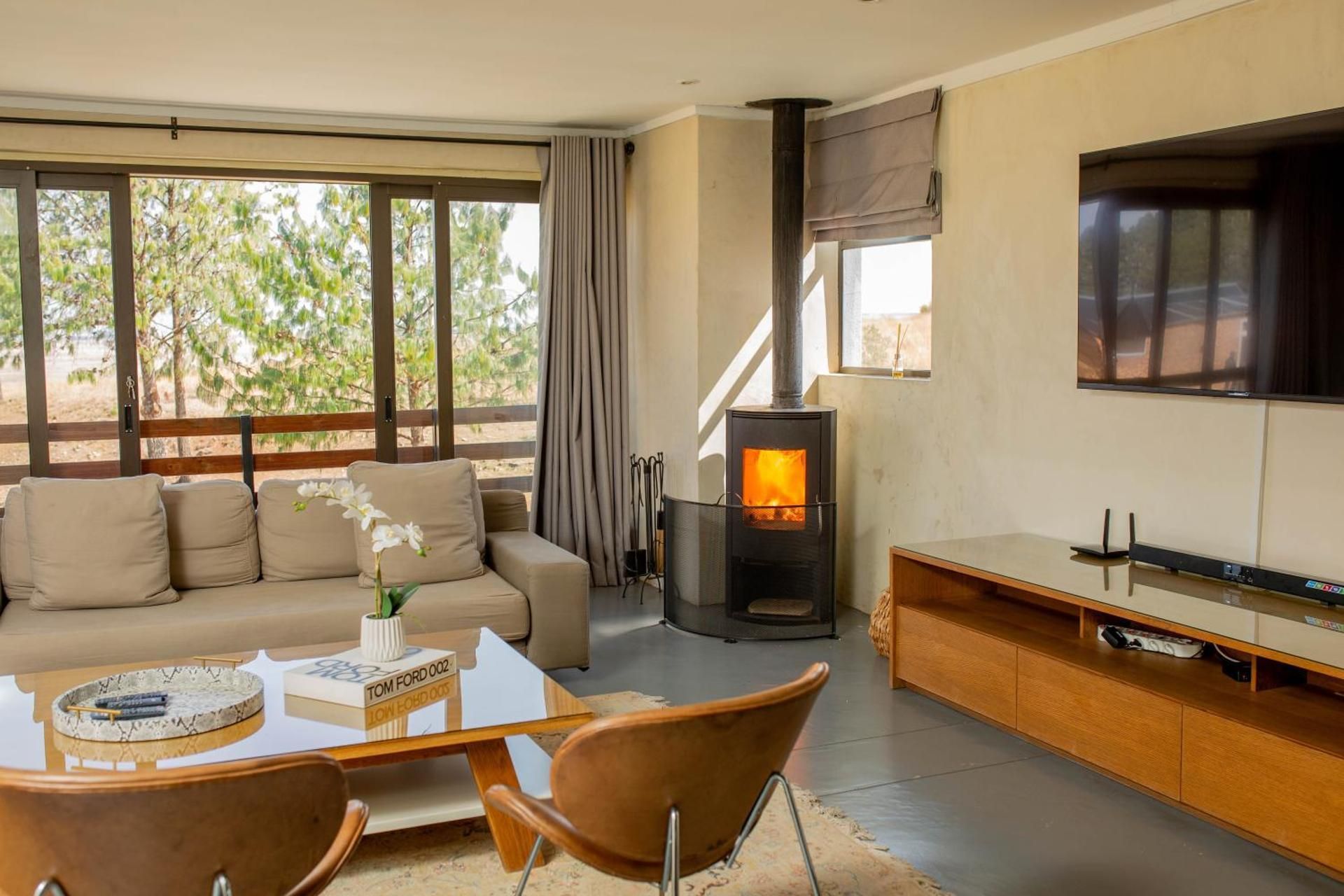 shared lounge/tv area