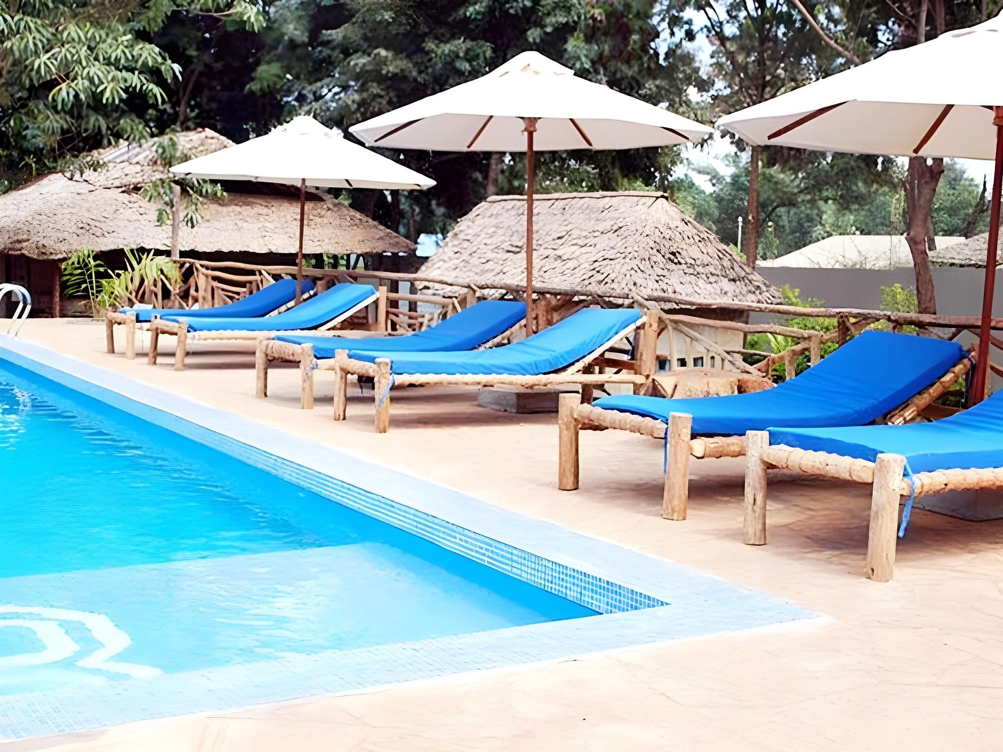 swimming pool [outdoor]