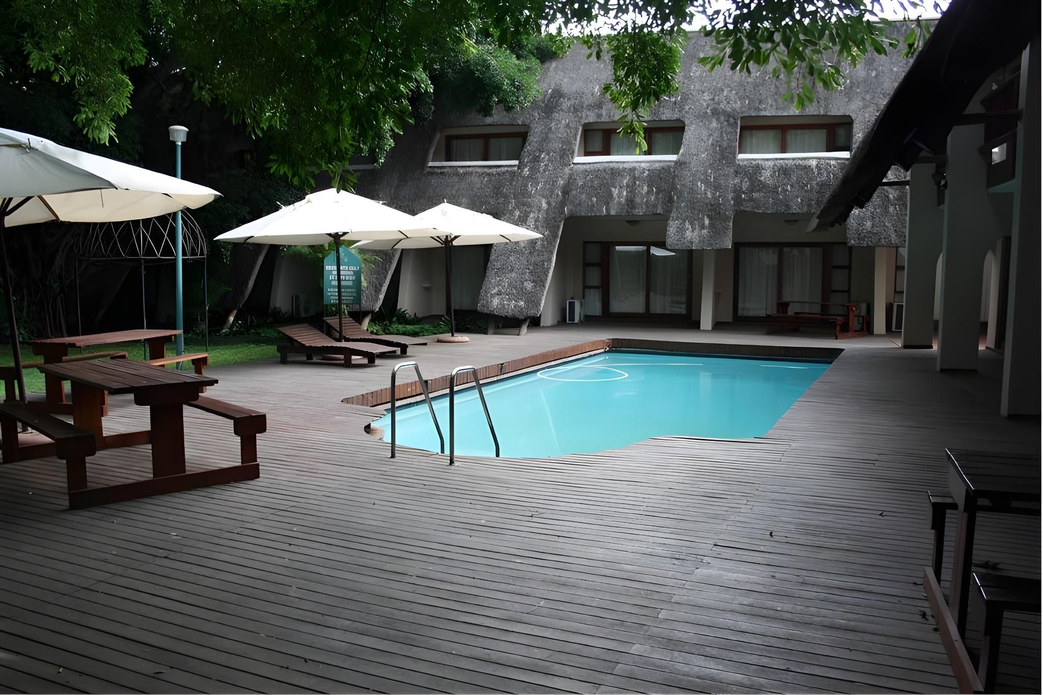 swimming pool [outdoor]