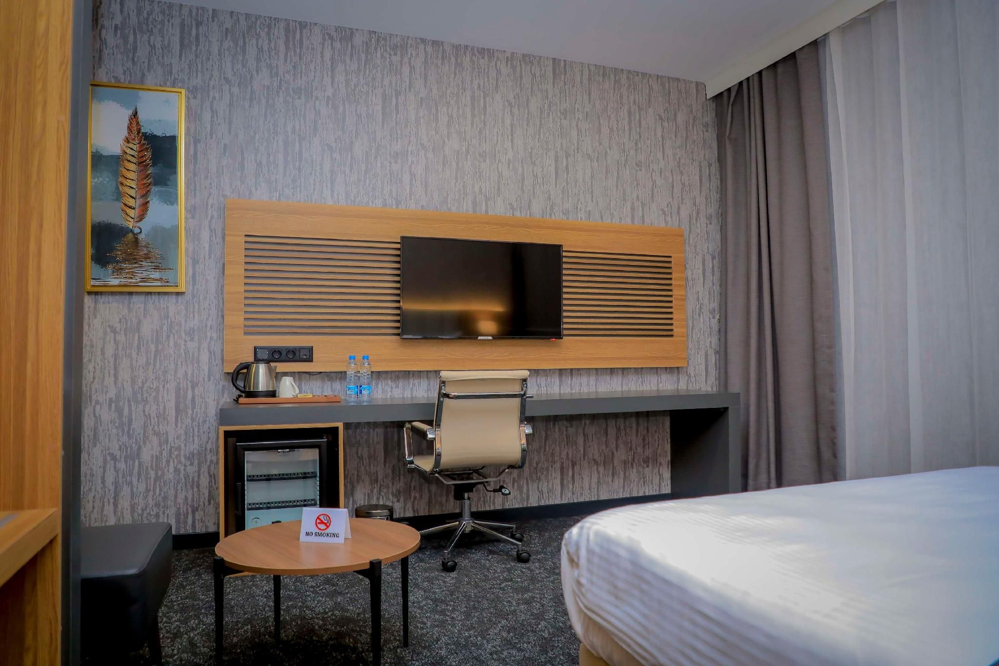 1 Queen Bed, Nonsmoking, Deluxe Room, Sea View