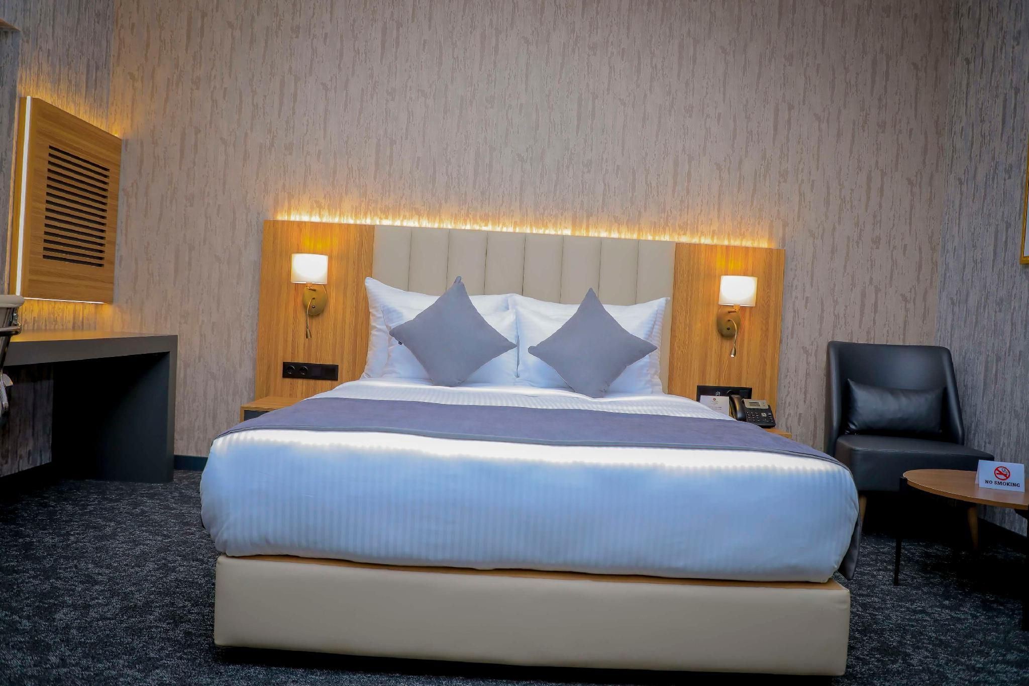 1 Queen Bed, Nonsmoking, Deluxe Room, City View